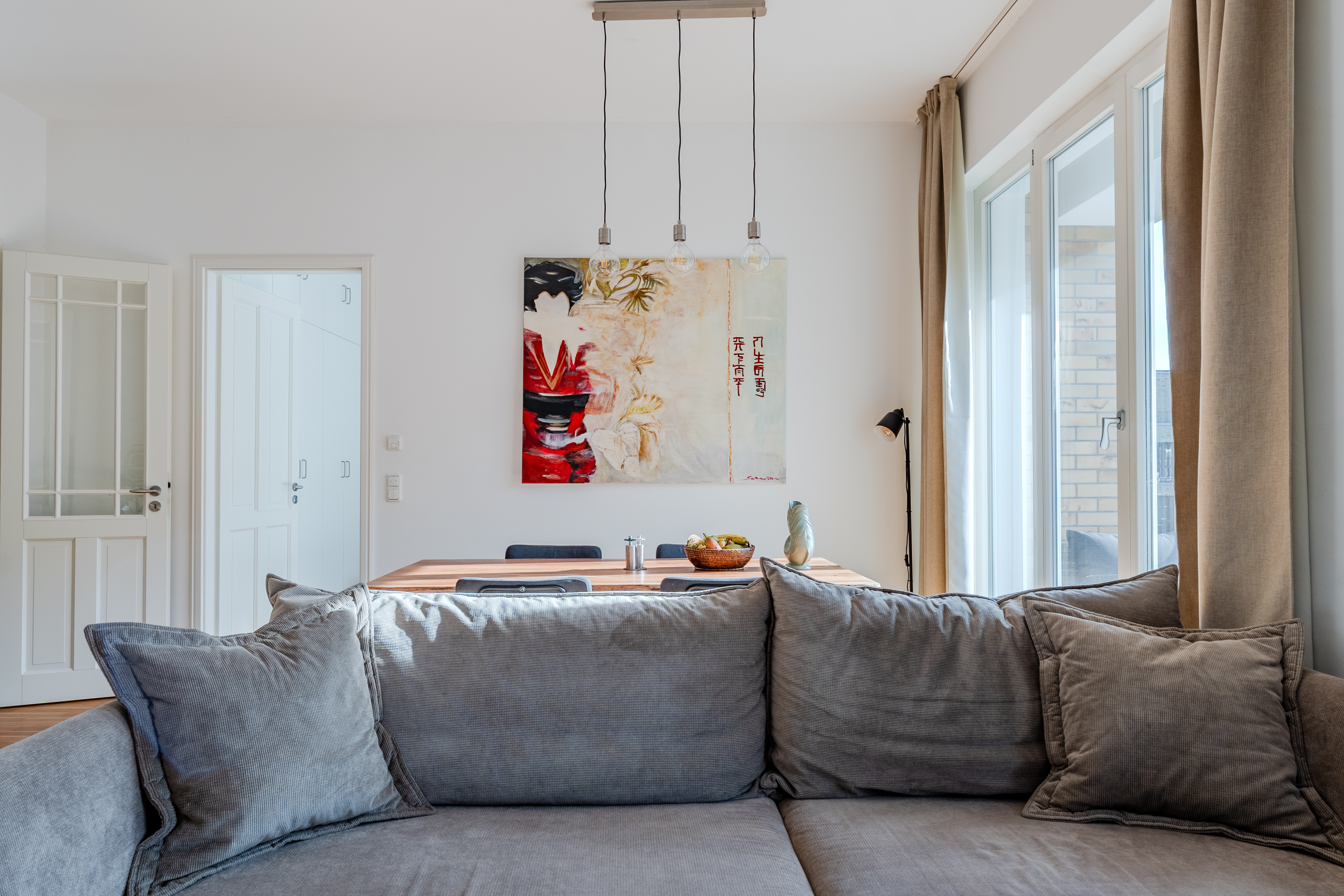 Appartement lumineux avec balcon et fenêtres du sol au plafond - Moderne, en plein milieu, avec balcon donnant sur le soleil - 2 pièces dans le Boxhagener Kiez