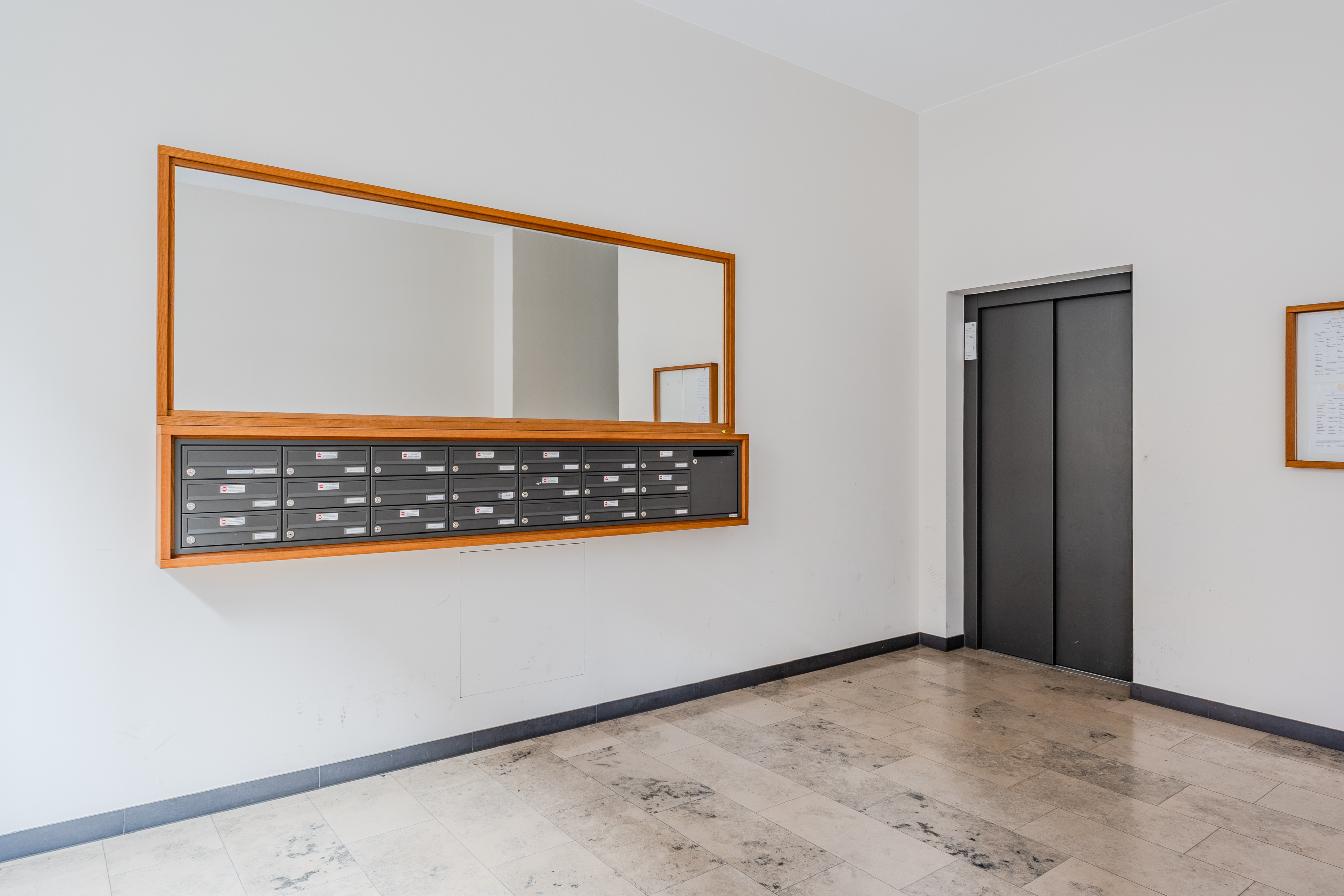 Couloir d'immeuble d'habitation avec ascenseur et boîtes aux lettres - Moderne, en plein milieu, avec balcon donnant sur le soleil - 2 pièces dans le quartier de Boxhagener