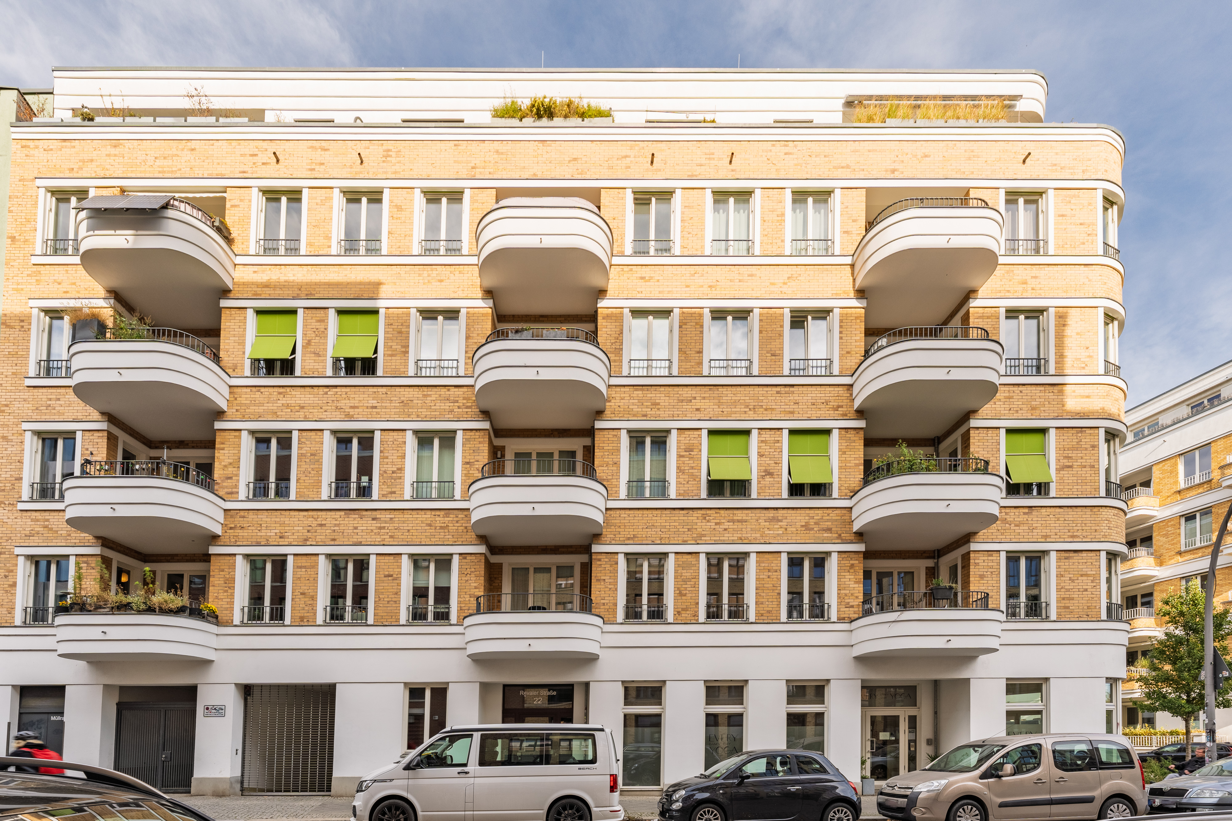 Immeuble avec façade en briques et balcons - Moderne, en plein milieu, avec balcon donnant sur le soleil - 2 pièces dans le Boxhagener Kiez