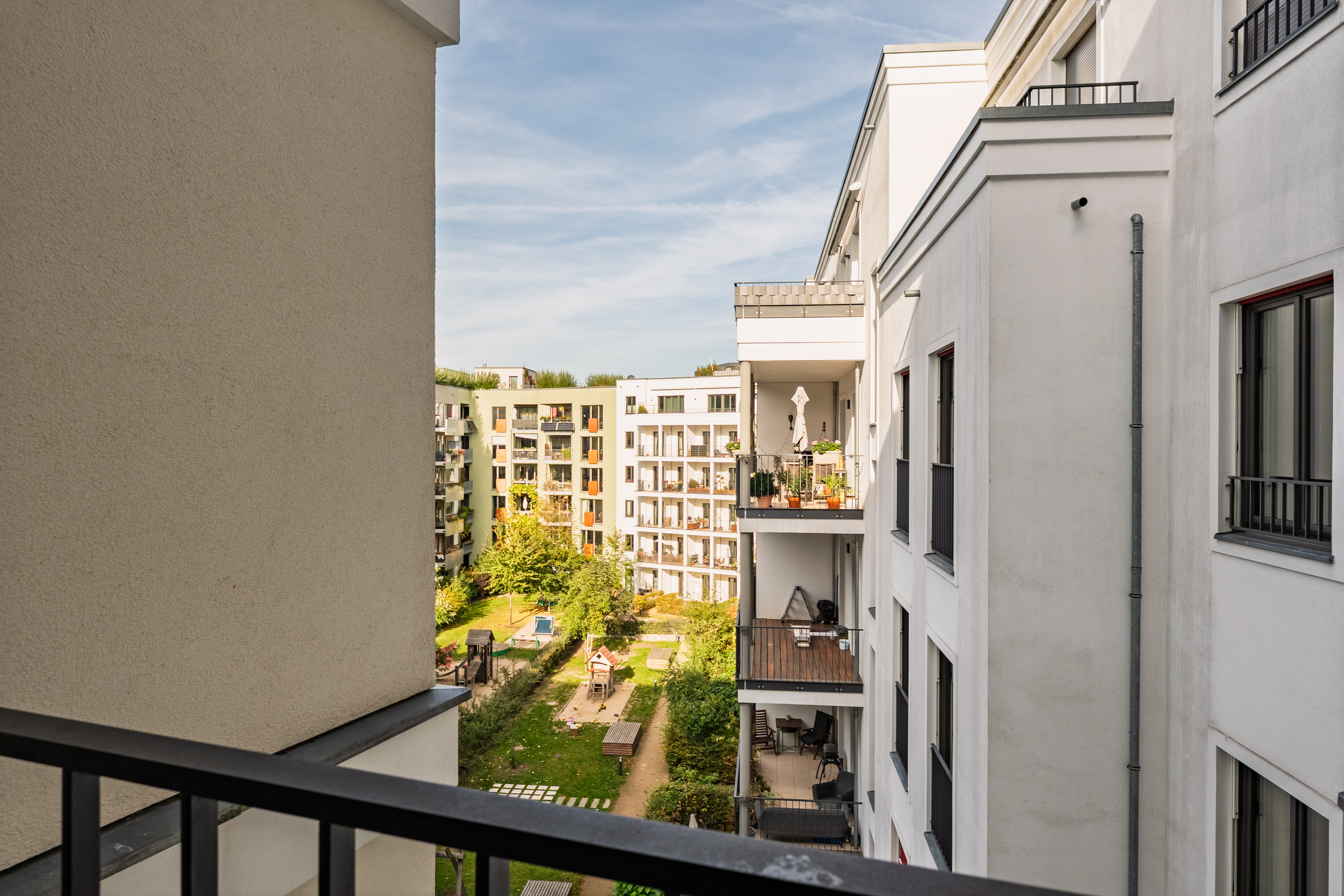 Appartements neufs avec balcon dans une cour intérieure verdoyante - Moderne, en plein milieu, avec balcon donnant sur le soleil - 2 pièces dans le quartier de Boxhagen