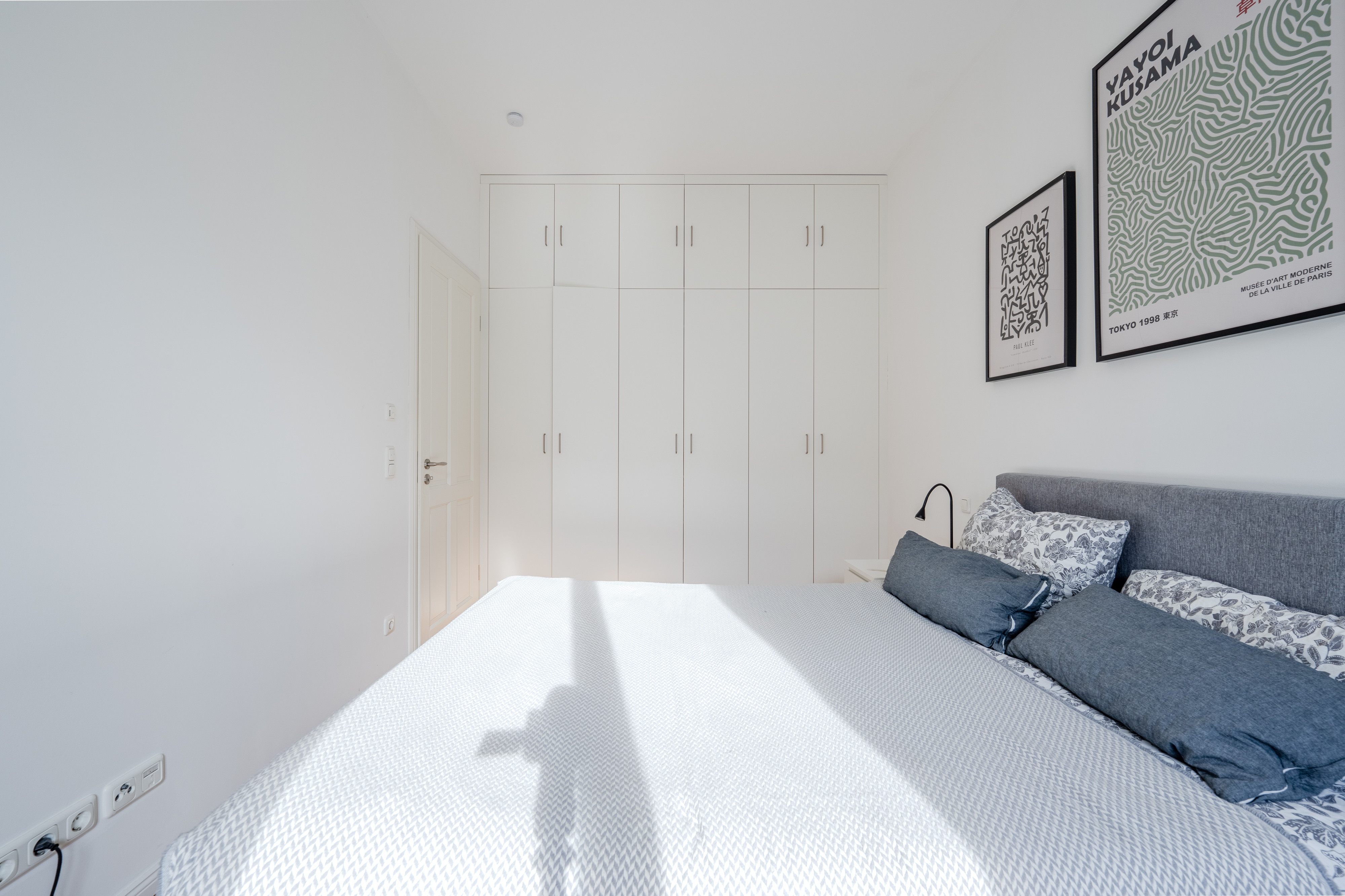 Chambre à coucher moderne dans appartement en ville avec placard - Moderne, en plein milieu, avec balcon donnant sur le soleil - 2 pièces dans le Boxhagener Kiez