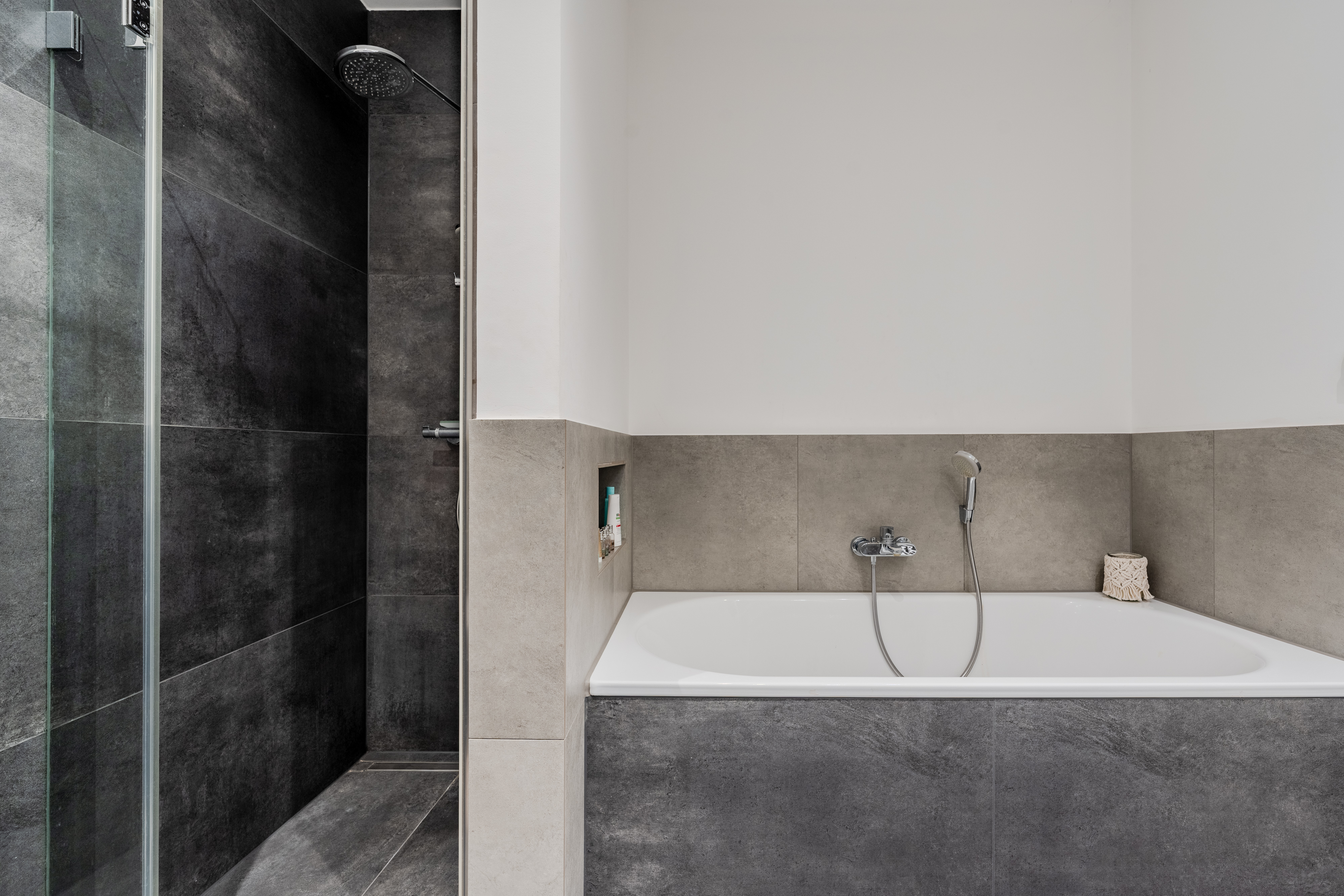 Salle de bain moderne avec baignoire et douche - Moderne, en plein milieu, avec balcon donnant sur le soleil - 2 pièces dans le Boxhagener Kiez