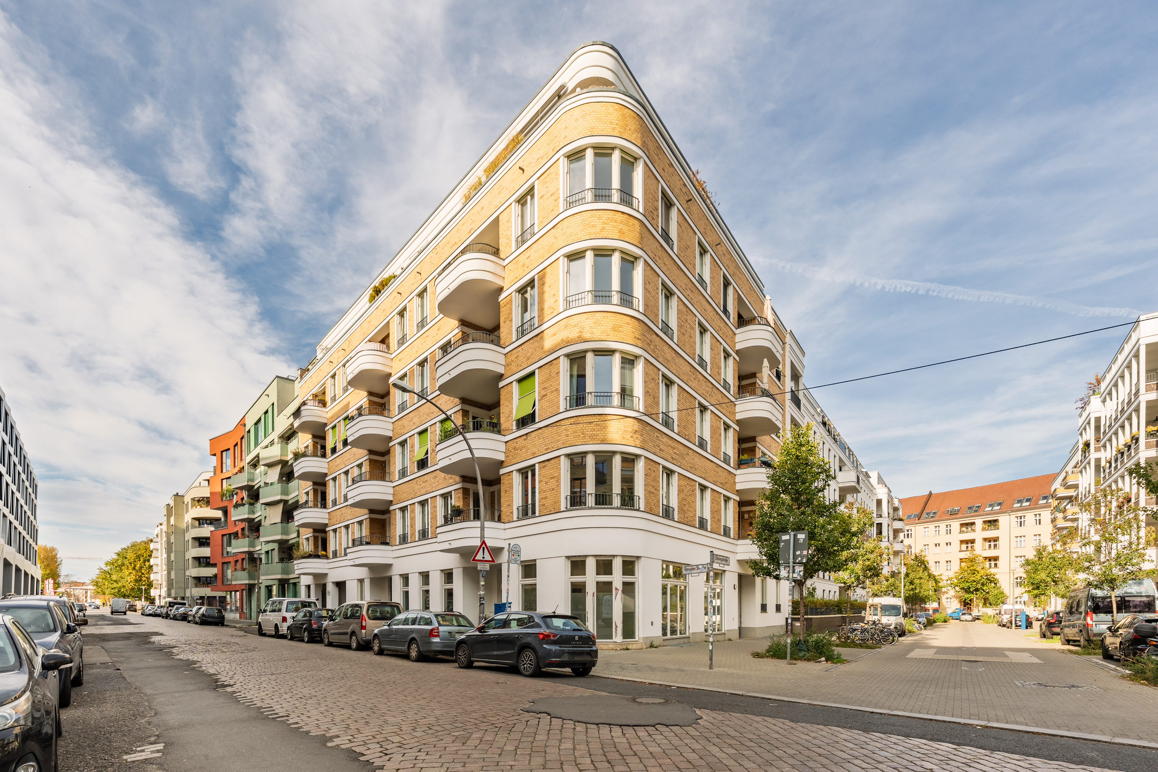 Immeuble d'angle berlinois avec balcons en briques - Moderne, en plein milieu, avec balcon donnant sur le soleil - 2 pièces dans le quartier de Boxhagener