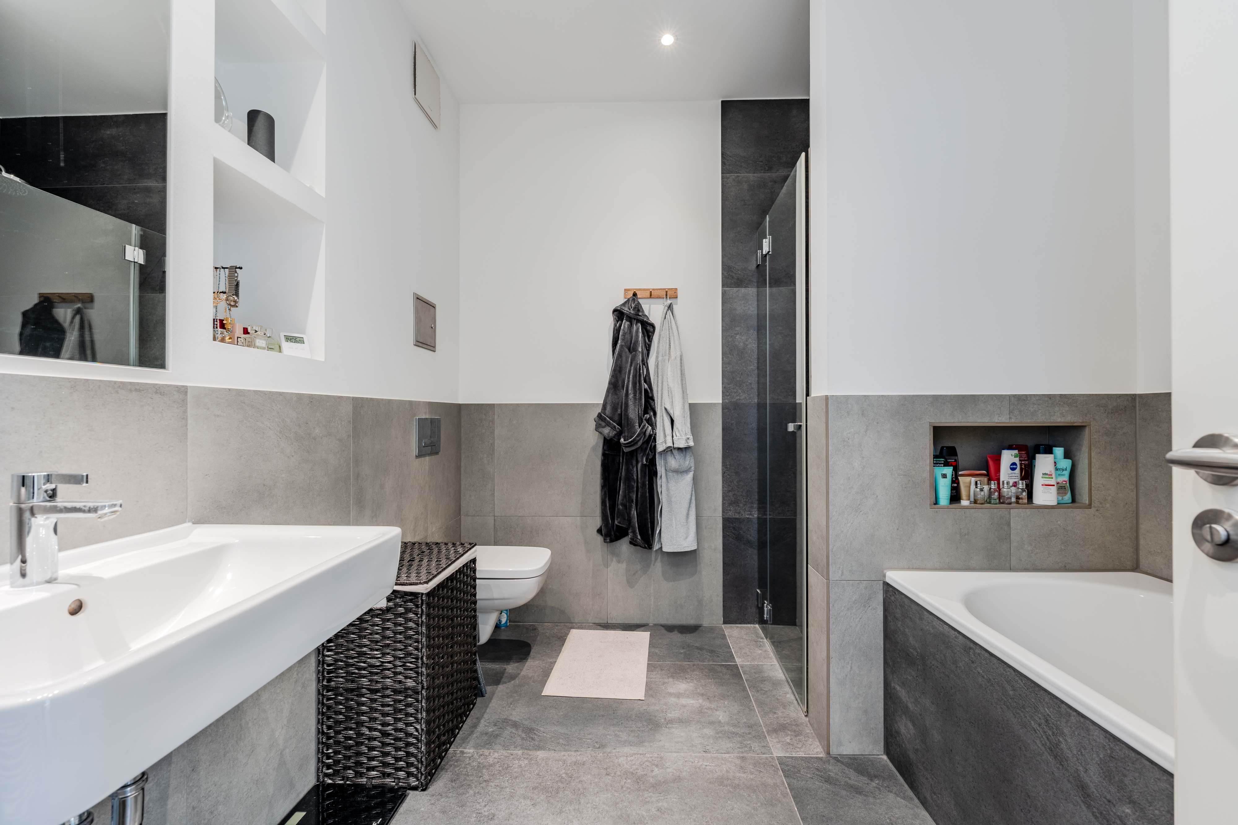 Salle de bain moderne avec baignoire et douche - Moderne, en plein milieu, avec balcon donnant sur le soleil - 2 pièces dans le Boxhagener Kiez