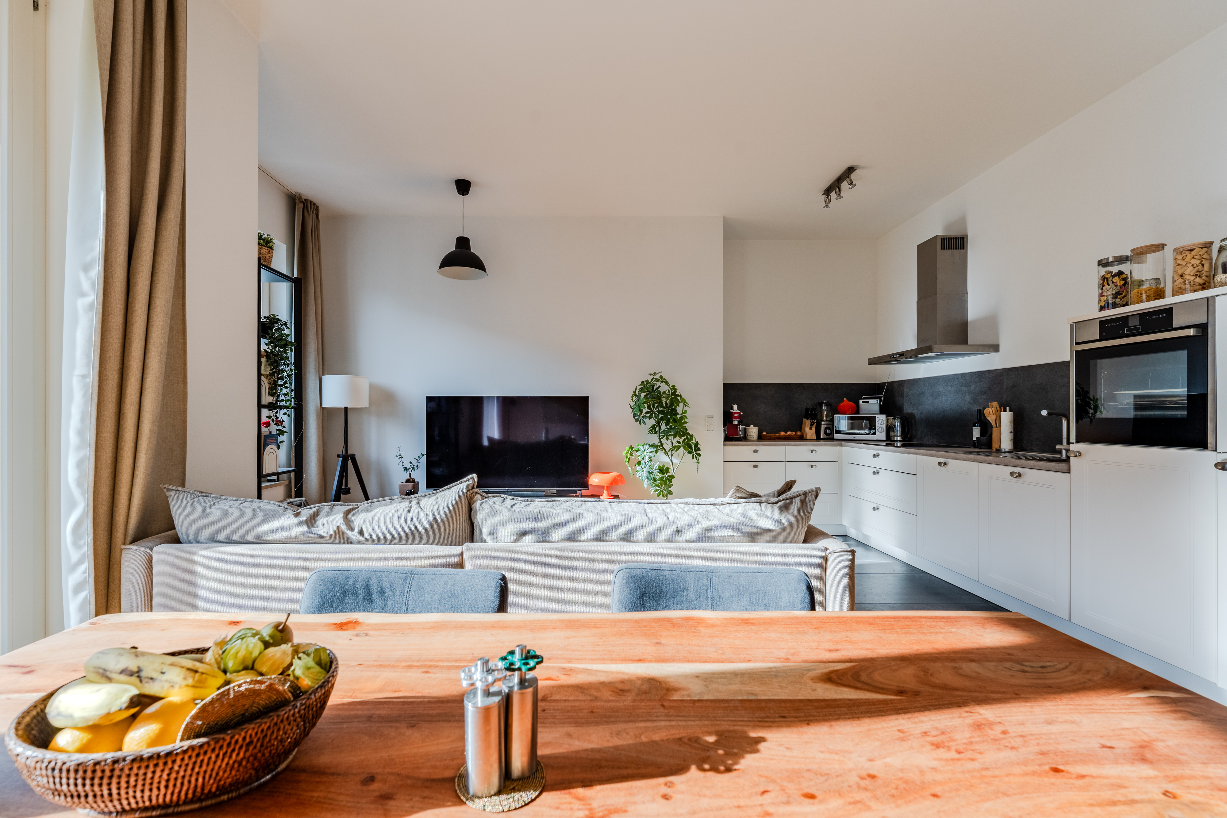 Appartement moderne avec cuisine ouverte - Moderne, en plein centre, avec balcon donnant sur le soleil - 2 pièces dans le quartier de Boxhagener.