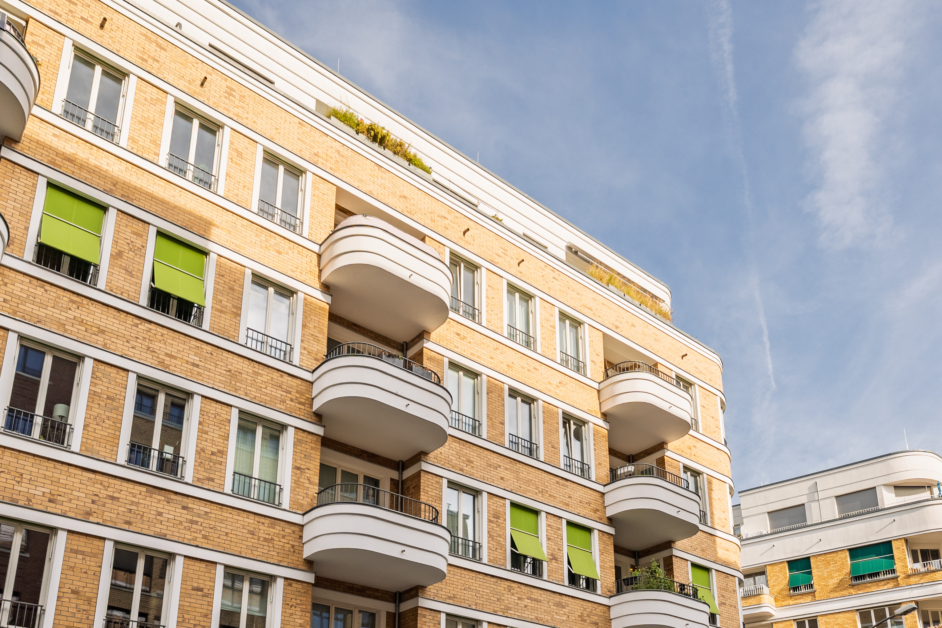 Immeuble avec façade en briques et balcons - Moderne, en plein milieu, avec balcon donnant sur le soleil - 2 pièces dans le Boxhagener Kiez