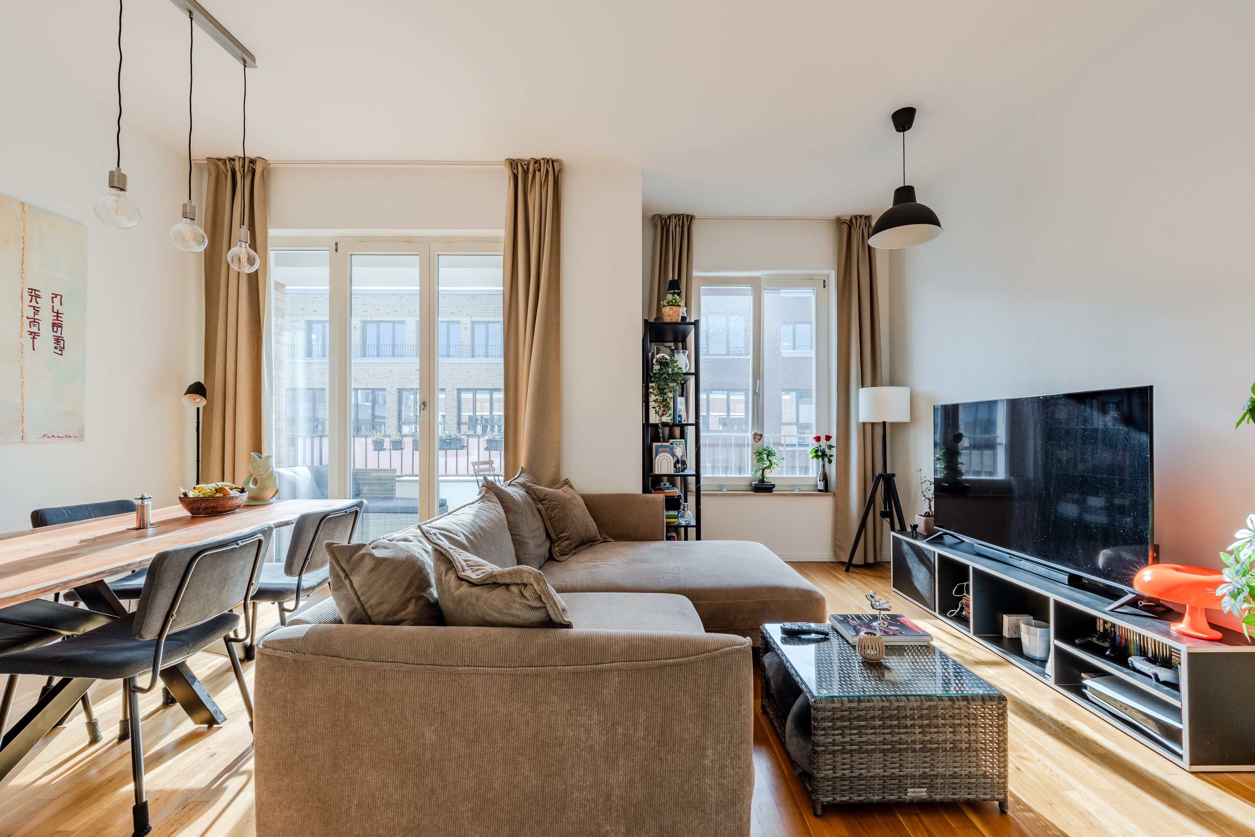 Lumineux appartement en ville avec salon/salle à manger et balcon - Moderne, en plein centre, avec balcon donnant sur le soleil - 2 pièces dans le quartier de Boxhagener.