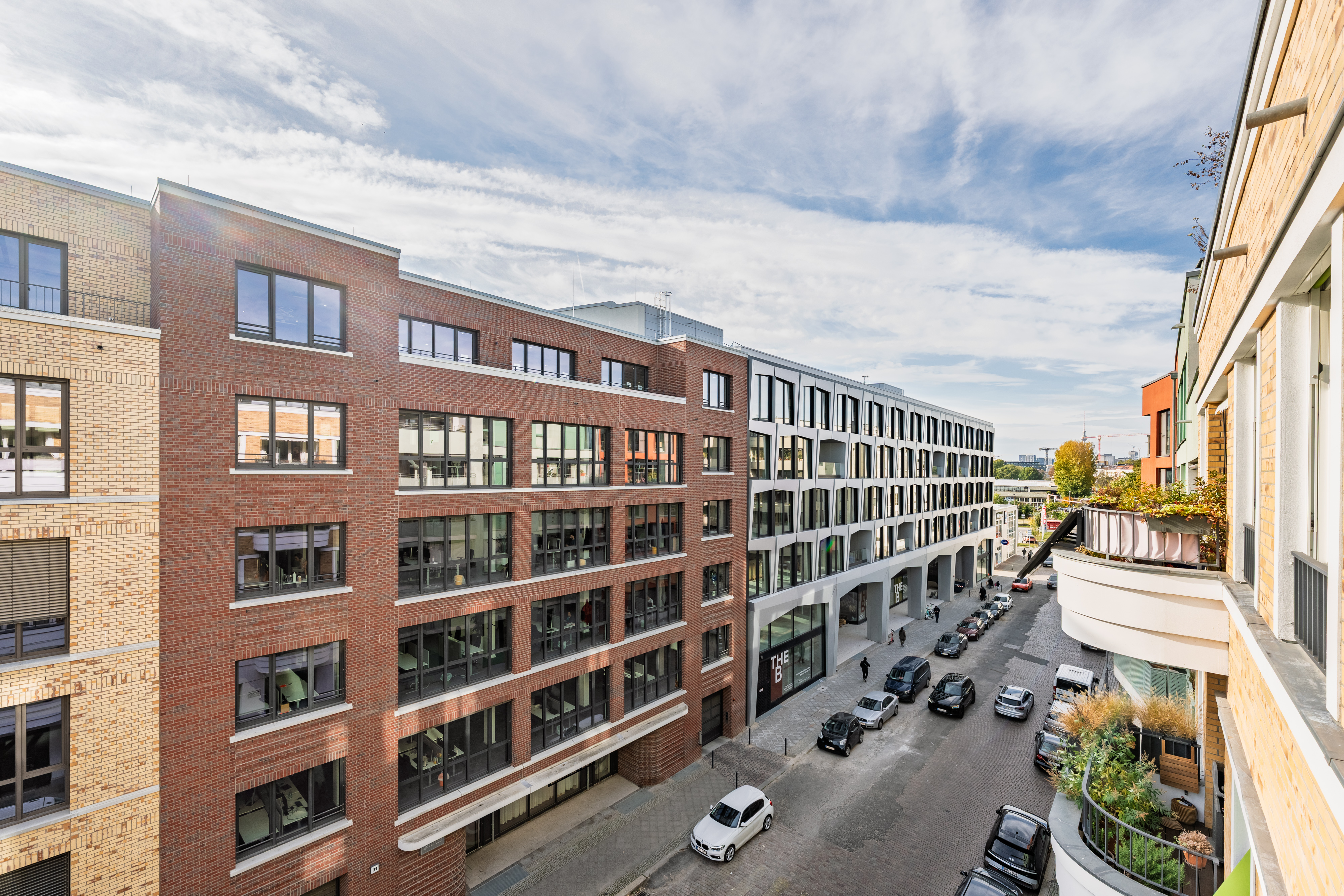 Immeuble d'habitation et de bureaux en centre-ville avec façade en briques - Moderne, en plein milieu, avec balcon donnant sur le soleil - 2 pièces dans le Boxhagener Kiez