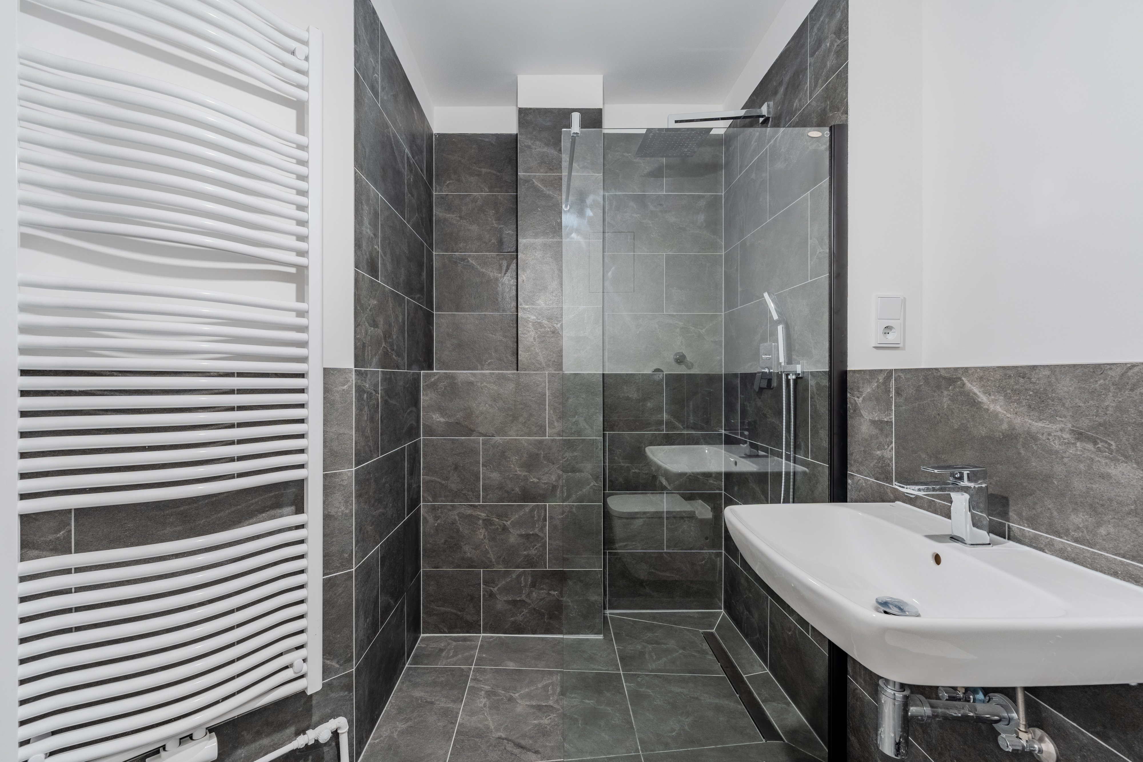 Modernes Badezimmer mit Walk-In-Dusche - Wunderschöne Terrassenwohnung – Erstbezug – Provisionsfrei