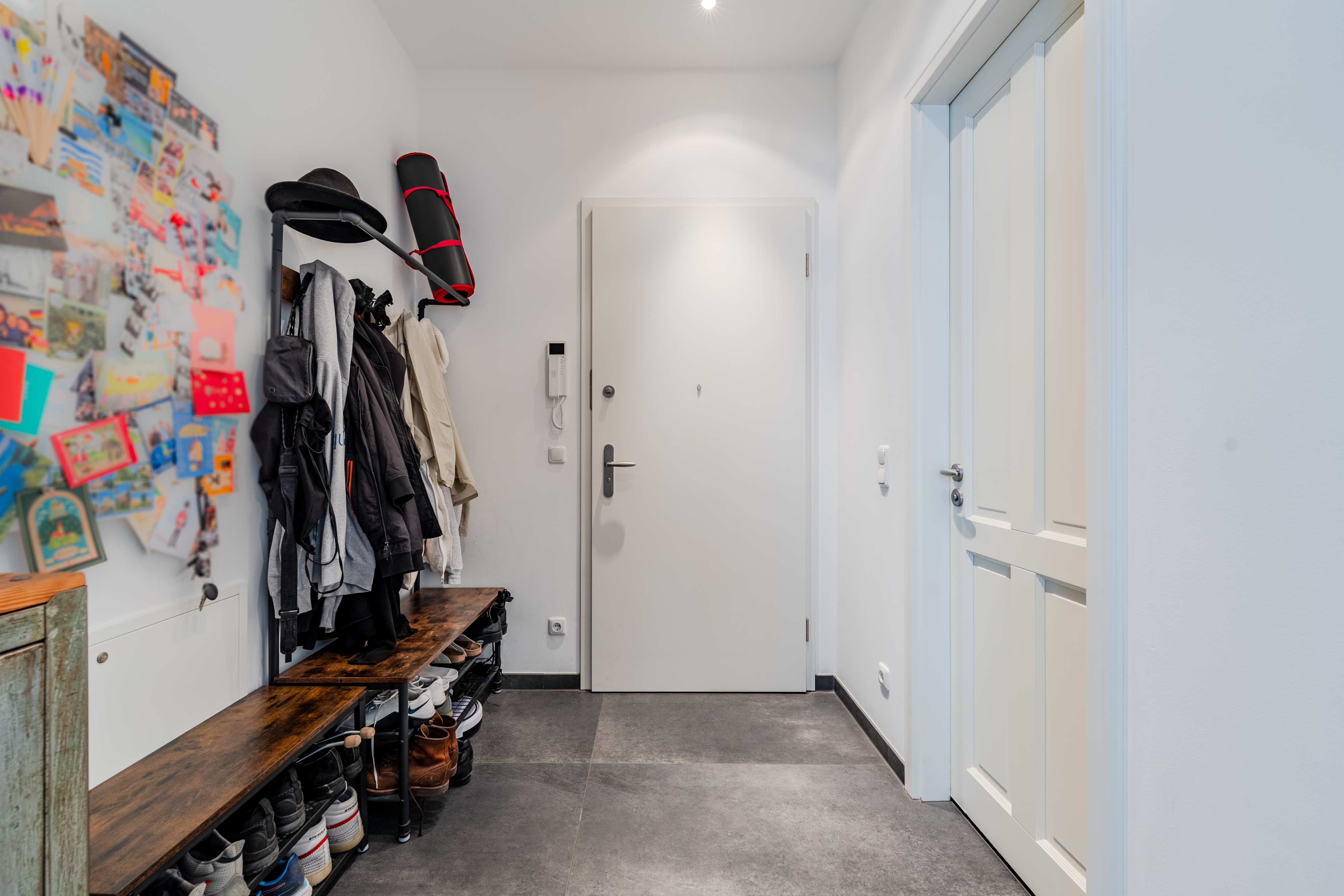 带衣帽间的现代化走廊 - 永恒的美丽：位于热门地段的带阳台的明亮两室公寓。