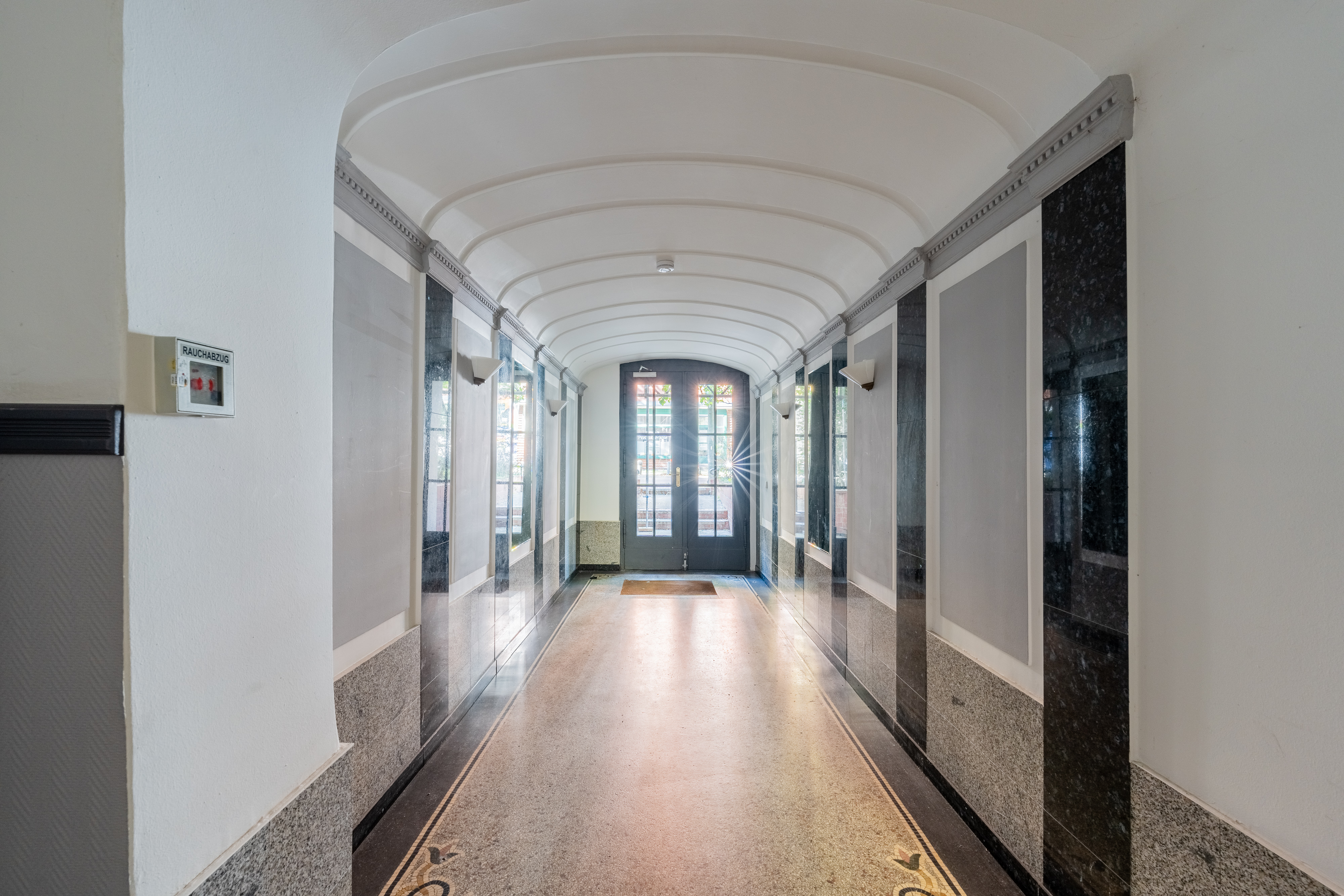 Hauseingang - Wunderschöne Altbauperle in Friedenau – nahe Rüdesheimer Platz