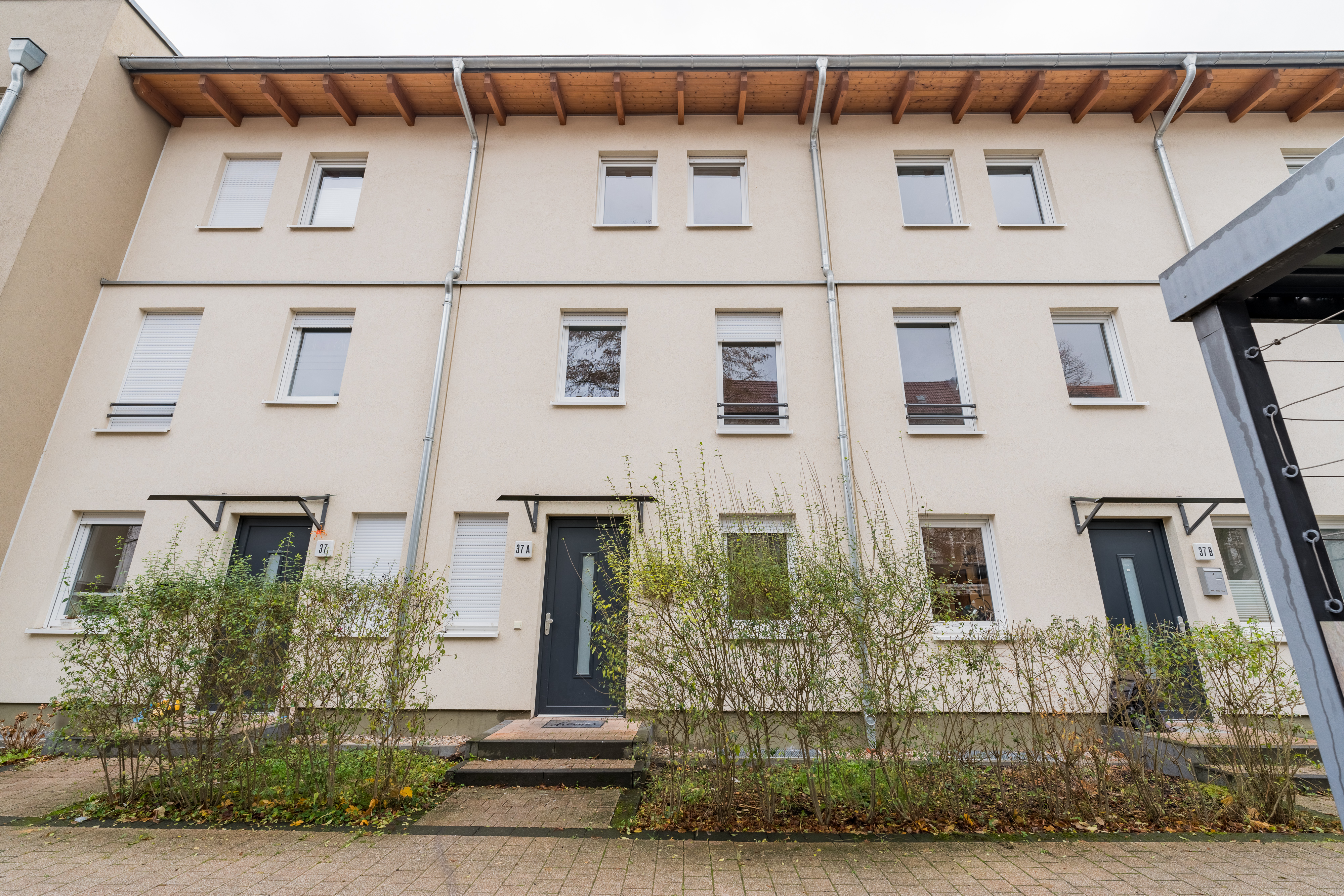 Hannemannstra├ƒe 37A-43 - Modernisiertes Reihenmittelhaus mit neuer Terrasse und Parkett – Wohnen in Britz!