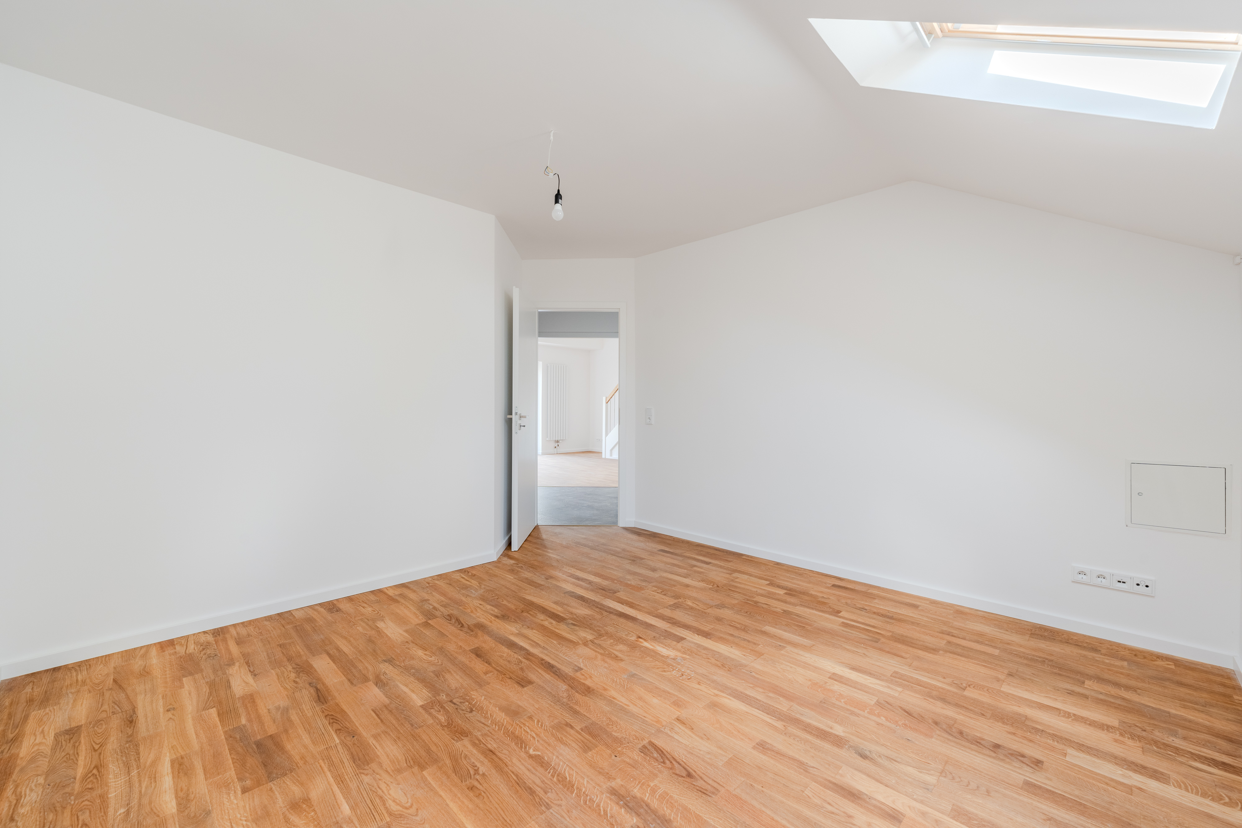 Licht appartement op bovenste verdieping met parketvloer en dakraam - Top modern & zo goed als nieuw: bovenste verdieping met panoramisch uitzicht