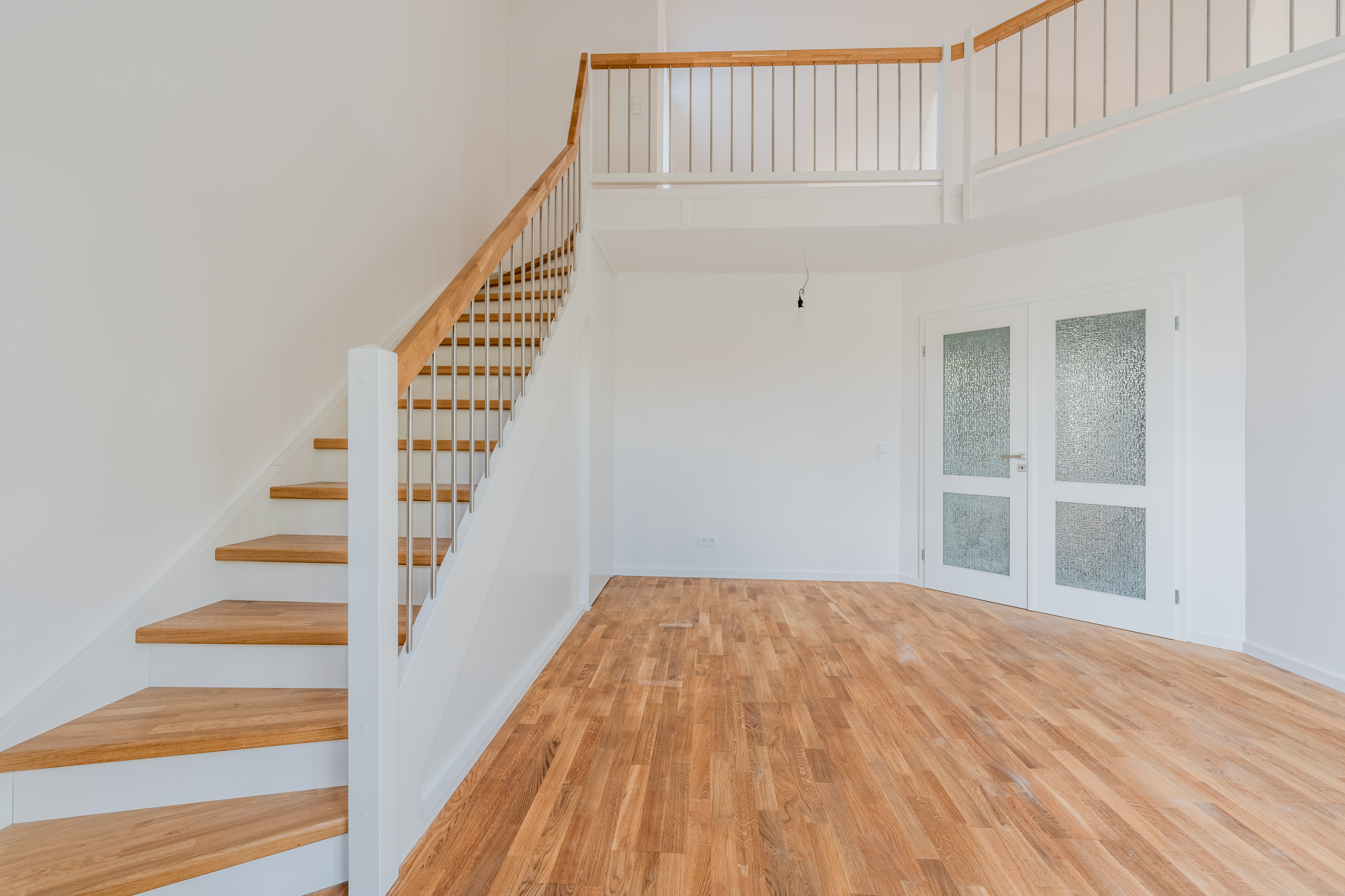 Galerijflat met houten trap en parketvloer - Top modern & zo goed als nieuw: bovenste verdieping met panoramisch uitzicht