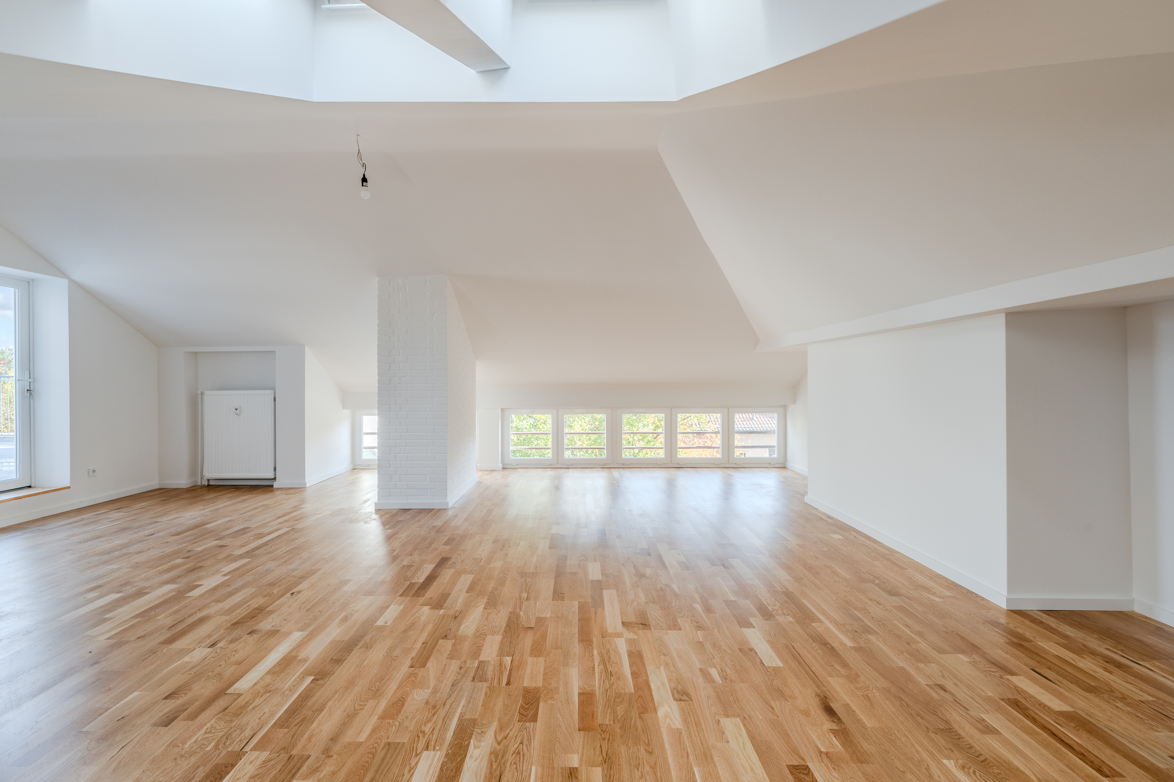 Lichte zolderverdieping met parketvloer en dakraam - Top modern & zo goed als nieuw: zolder met panoramisch uitzicht