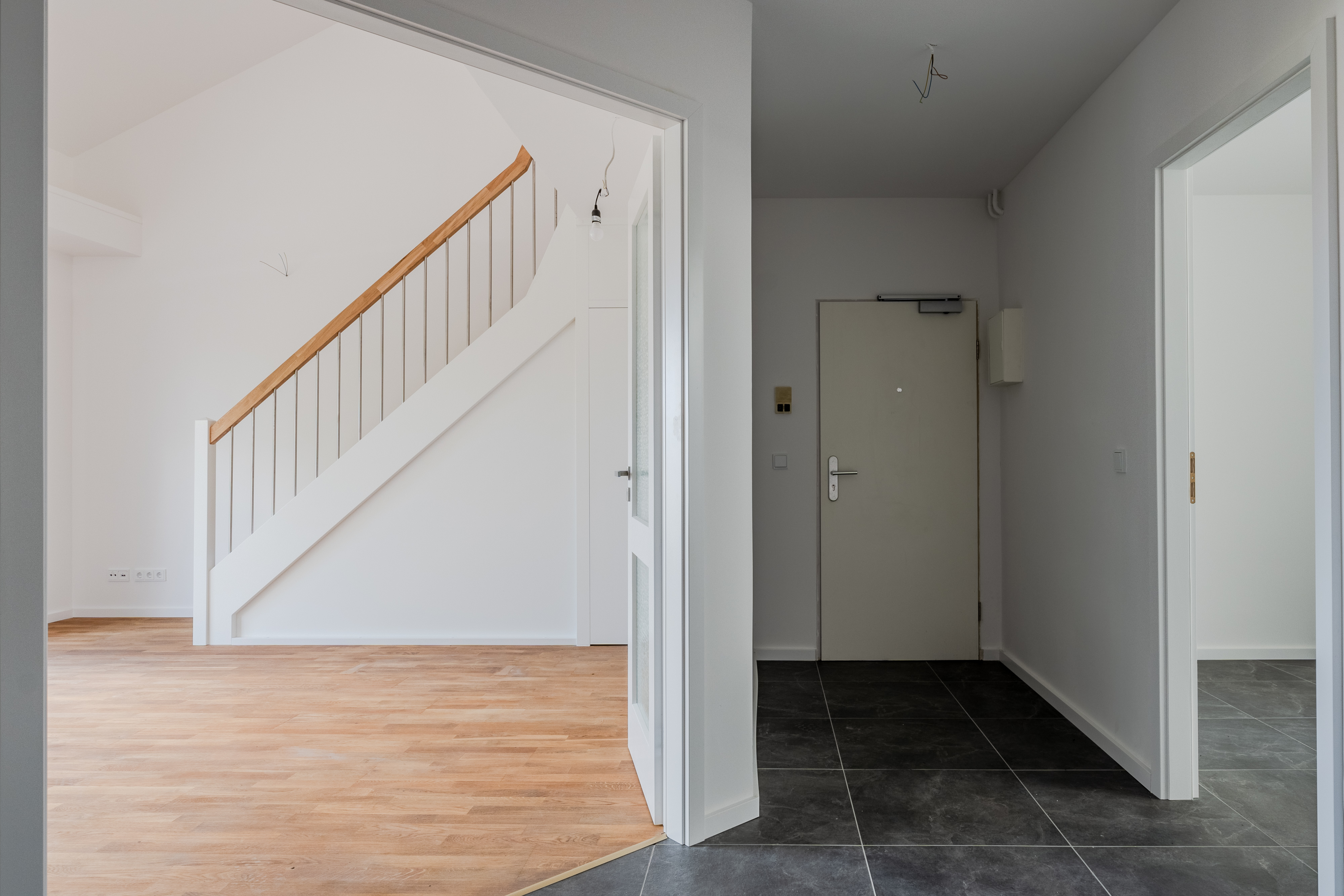 Lichte flat-entree met open houten trap - Top modern & zo goed als nieuw: bovenste verdieping met panoramisch uitzicht