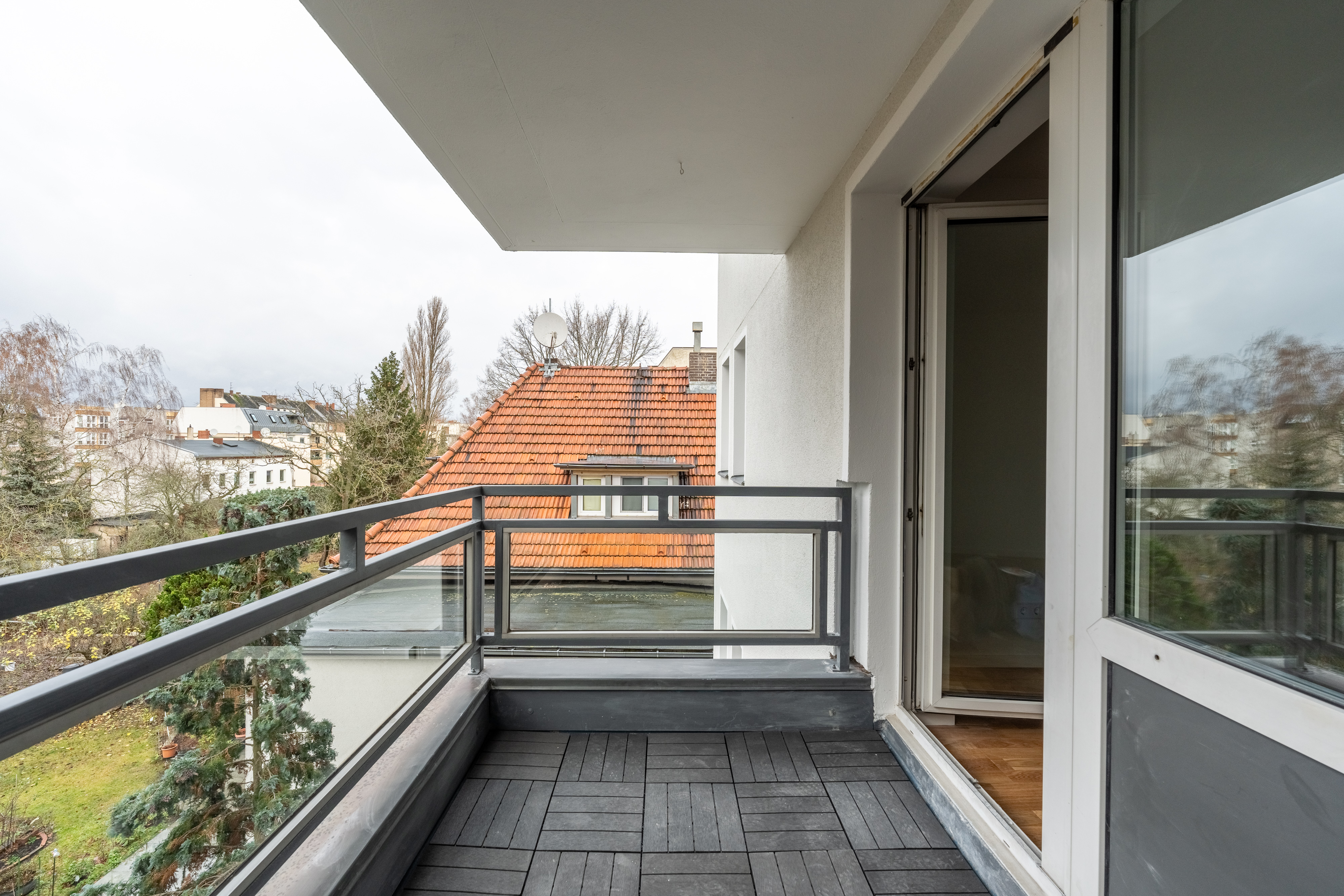 Beautiful view of the greenery - *PROVISION-FREE + MOVING IN FREE* Freshly renovated, beautiful condominium in first occupancy