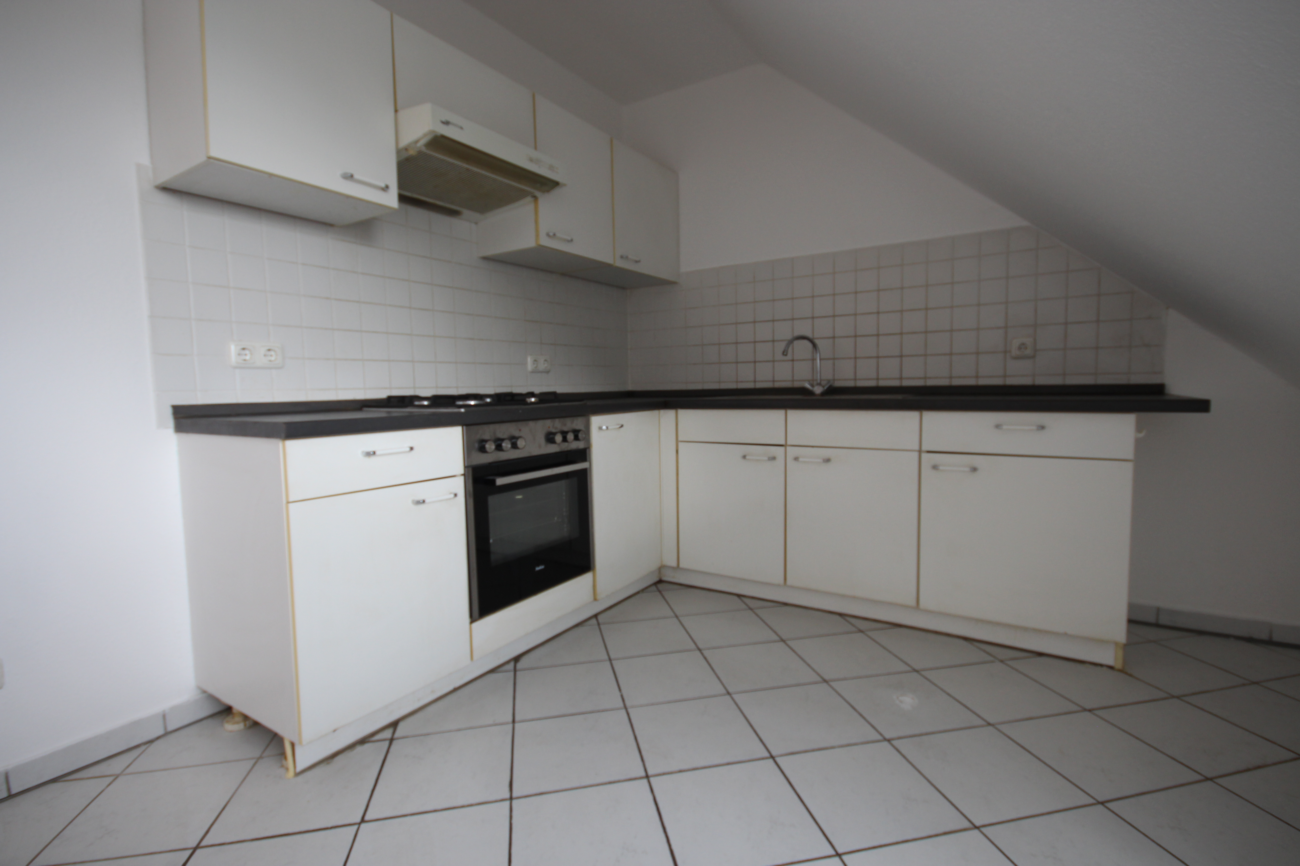 Dachgeschosswohnung mit weißer Einbauküche - Dachgeschosswohnung in Wilhelmsruh *AB SOFORT BEZUGSFREI*