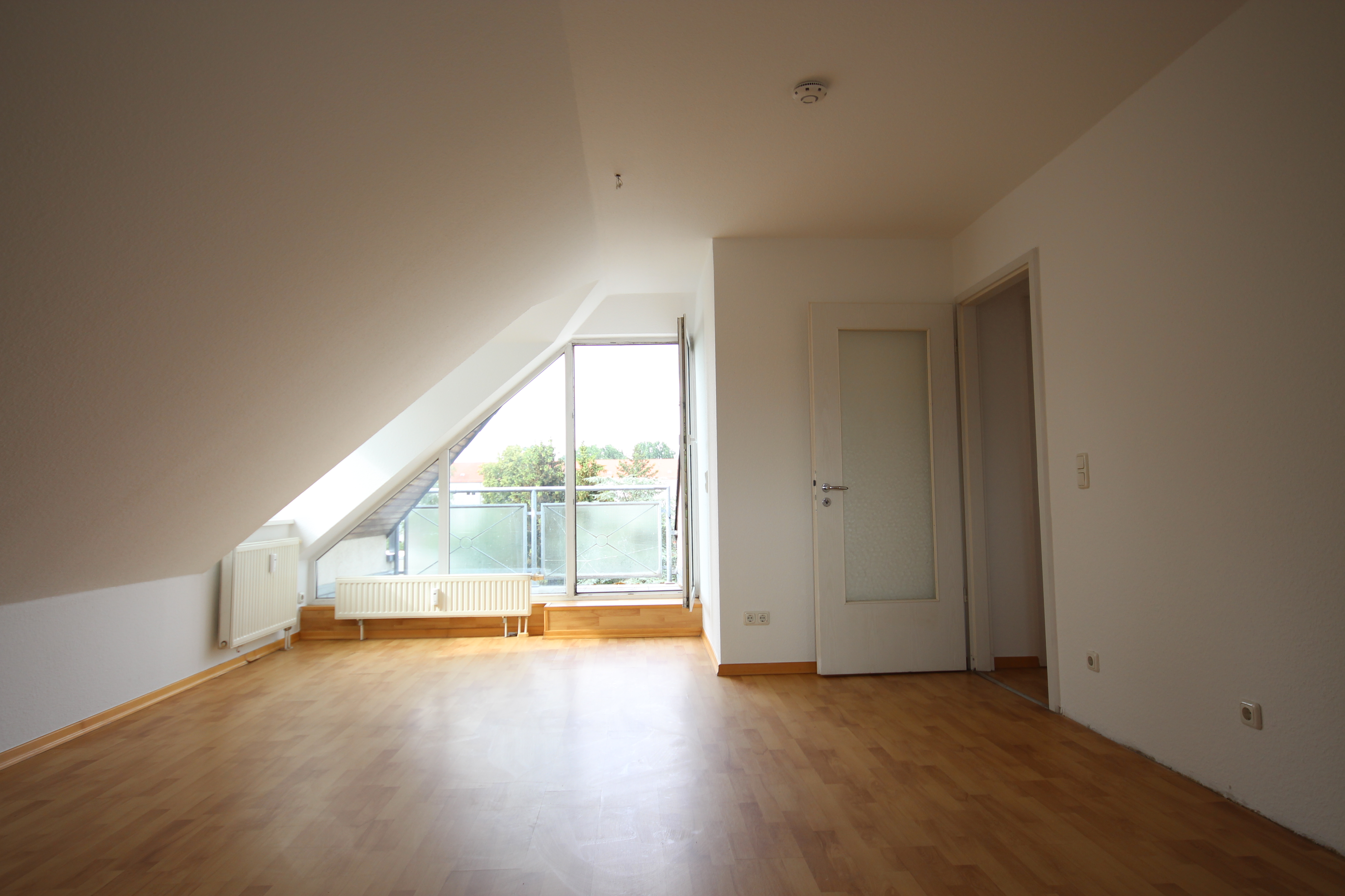 Helle Dachgeschosswohnung mit Balkon - Dachgeschosswohnung in Wilhelmsruh *AB SOFORT BEZUGSFREI*