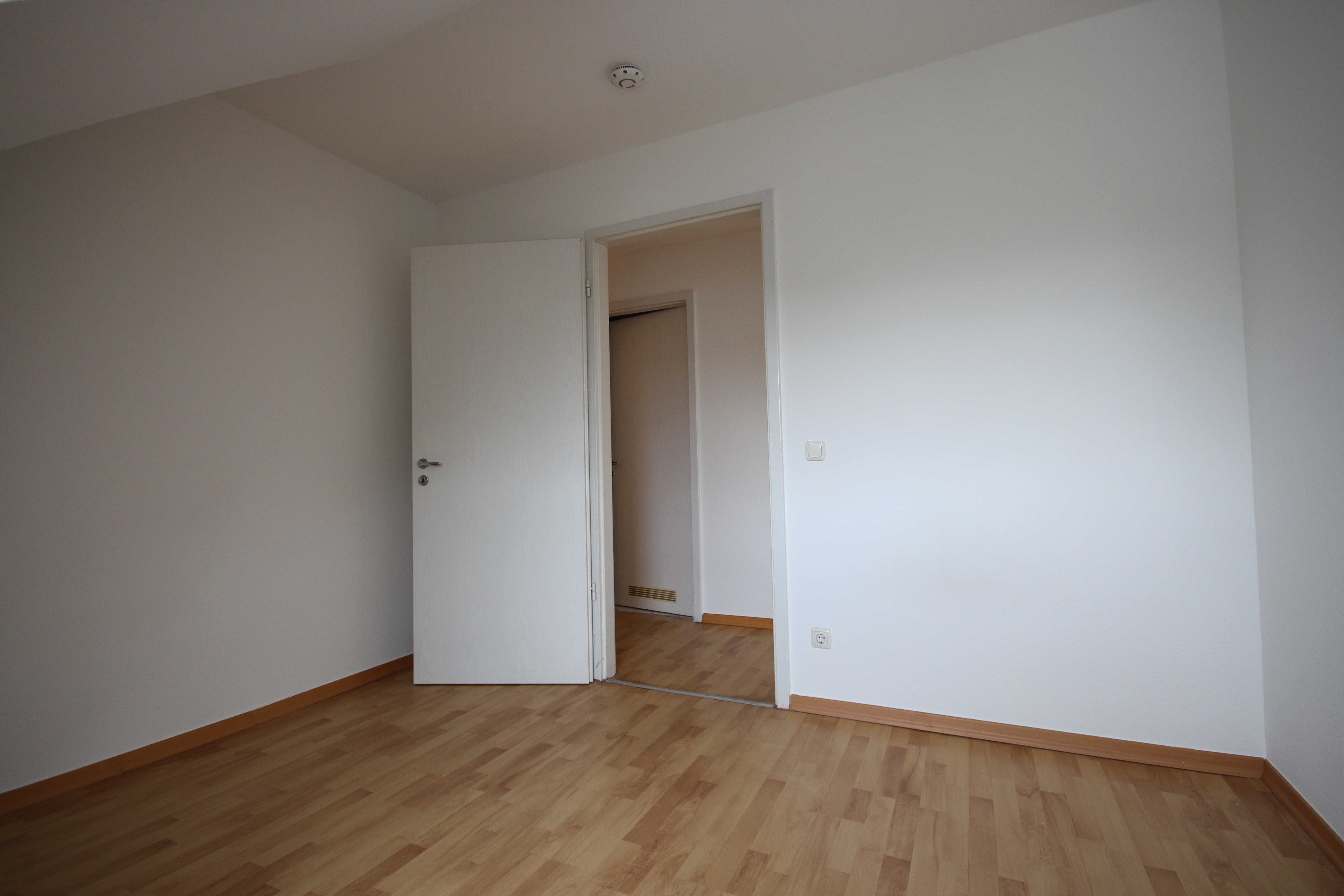 Helles Dachgeschosszimmer mit Laminatboden - Dachgeschosswohnung in Wilhelmsruh *AB SOFORT BEZUGSFREI*