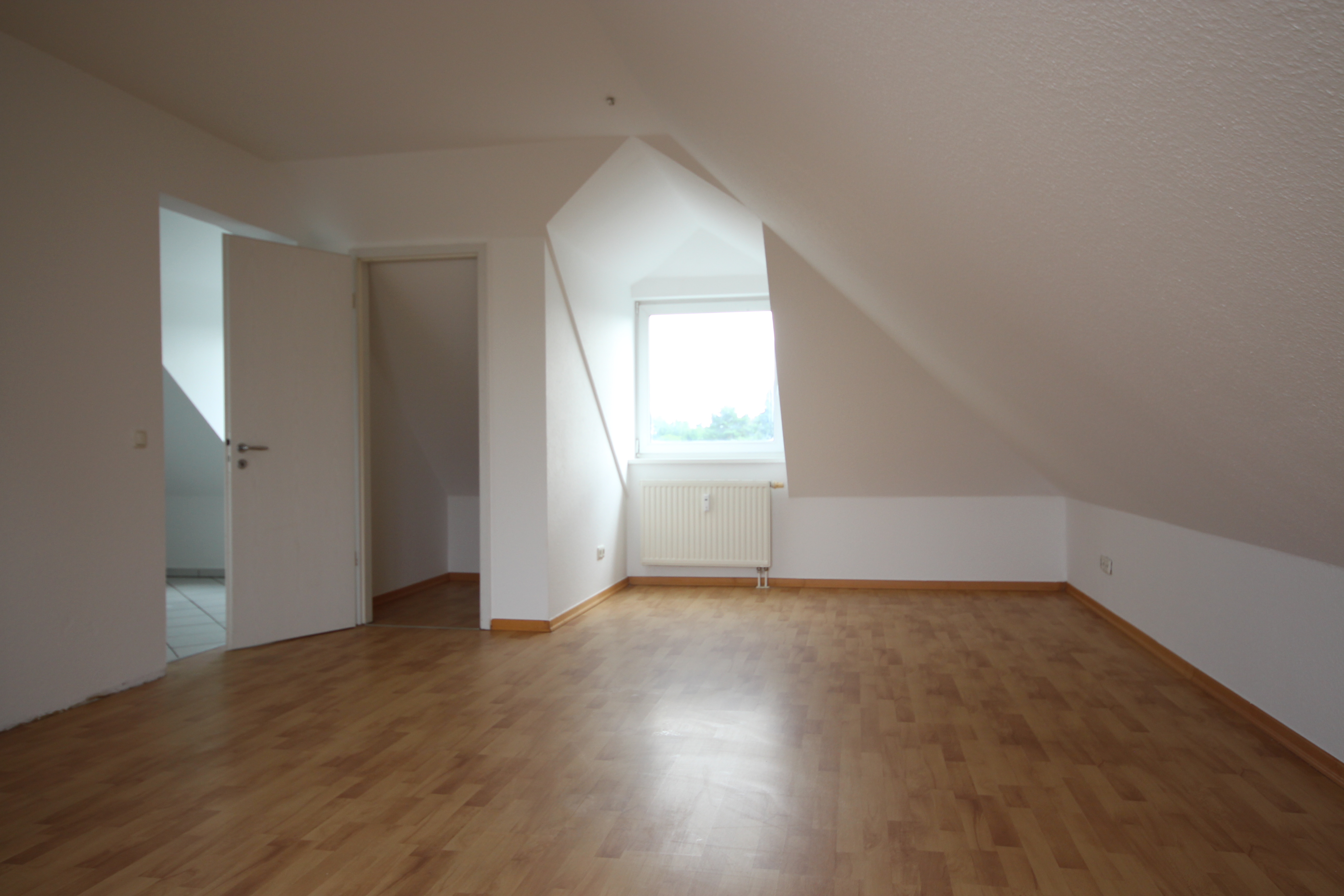 Dachgeschosszimmer mit Schräge und Parkett - Dachgeschosswohnung in Wilhelmsruh *AB SOFORT BEZUGSFREI*