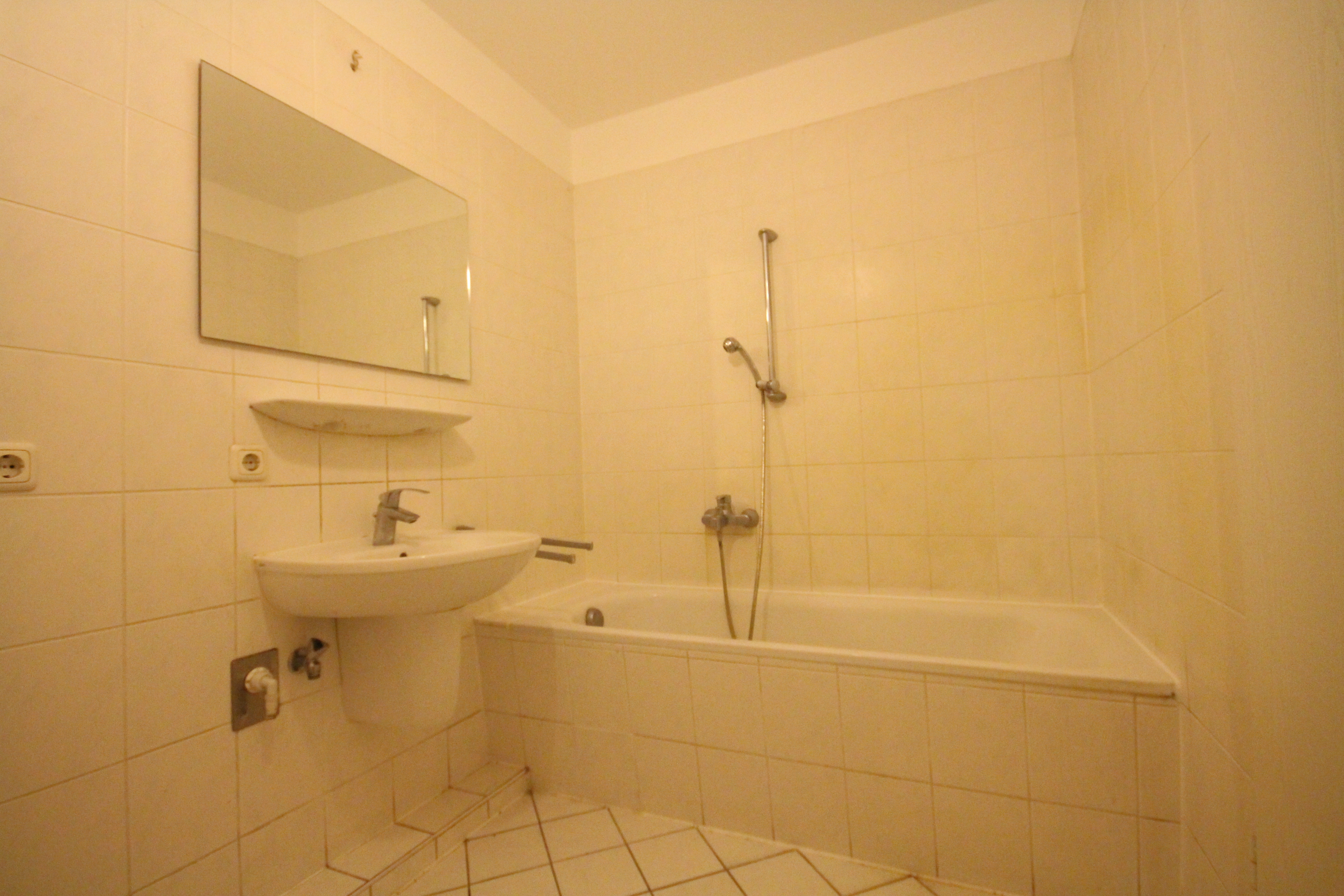 Stadtwohnung Badezimmer mit Wanne und Spiegel - Dachgeschosswohnung in Wilhelmsruh *AB SOFORT BEZUGSFREI*