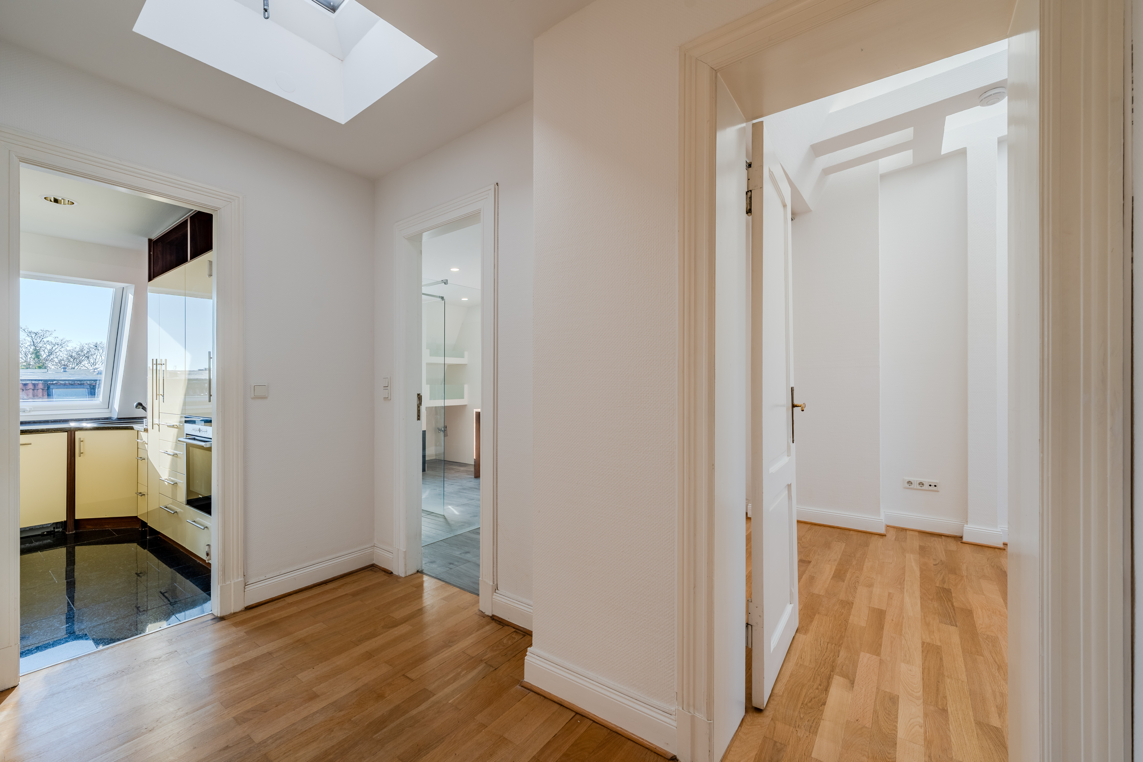 Helle Dachgeschosswohnung mit Pantryküche - Großzügige Dachgeschosswohnung in Steglitz mit Panoramablick