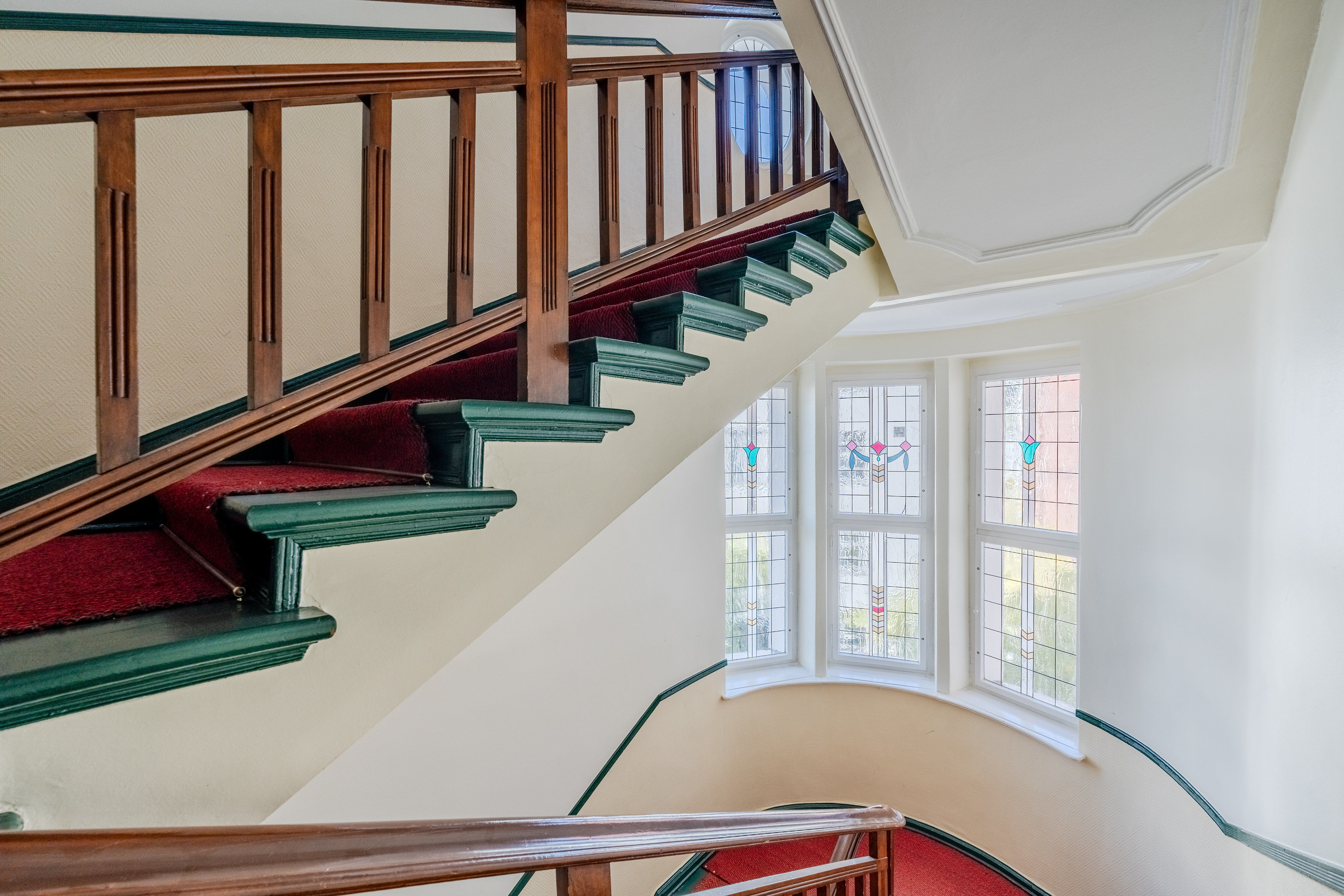 Stilvolles Altbau-Treppenhaus mit Sprossenfenstern - Großzügige Dachgeschosswohnung in Steglitz mit Panoramablick