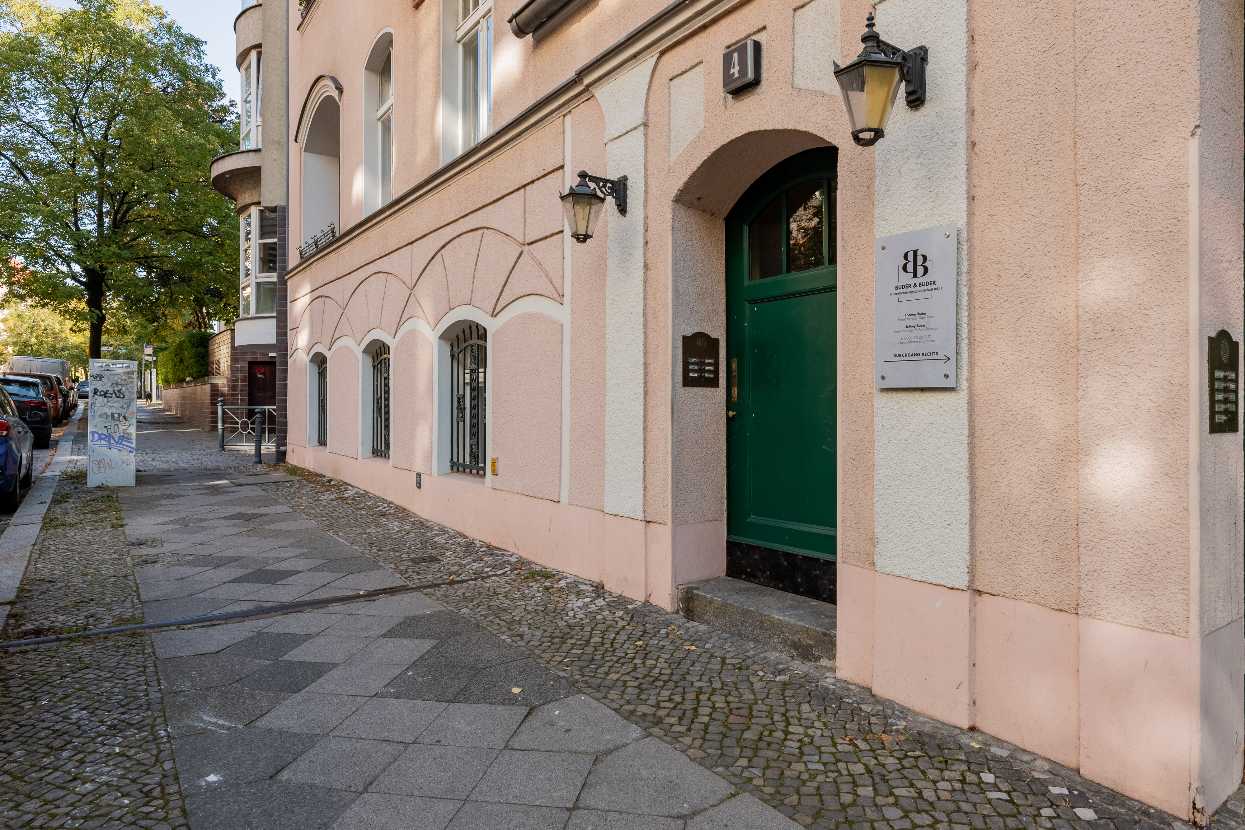 Pastellfarbene Altbau-Fassade mit grünem Eingang - Großzügige Dachgeschosswohnung in Steglitz mit Panoramablick