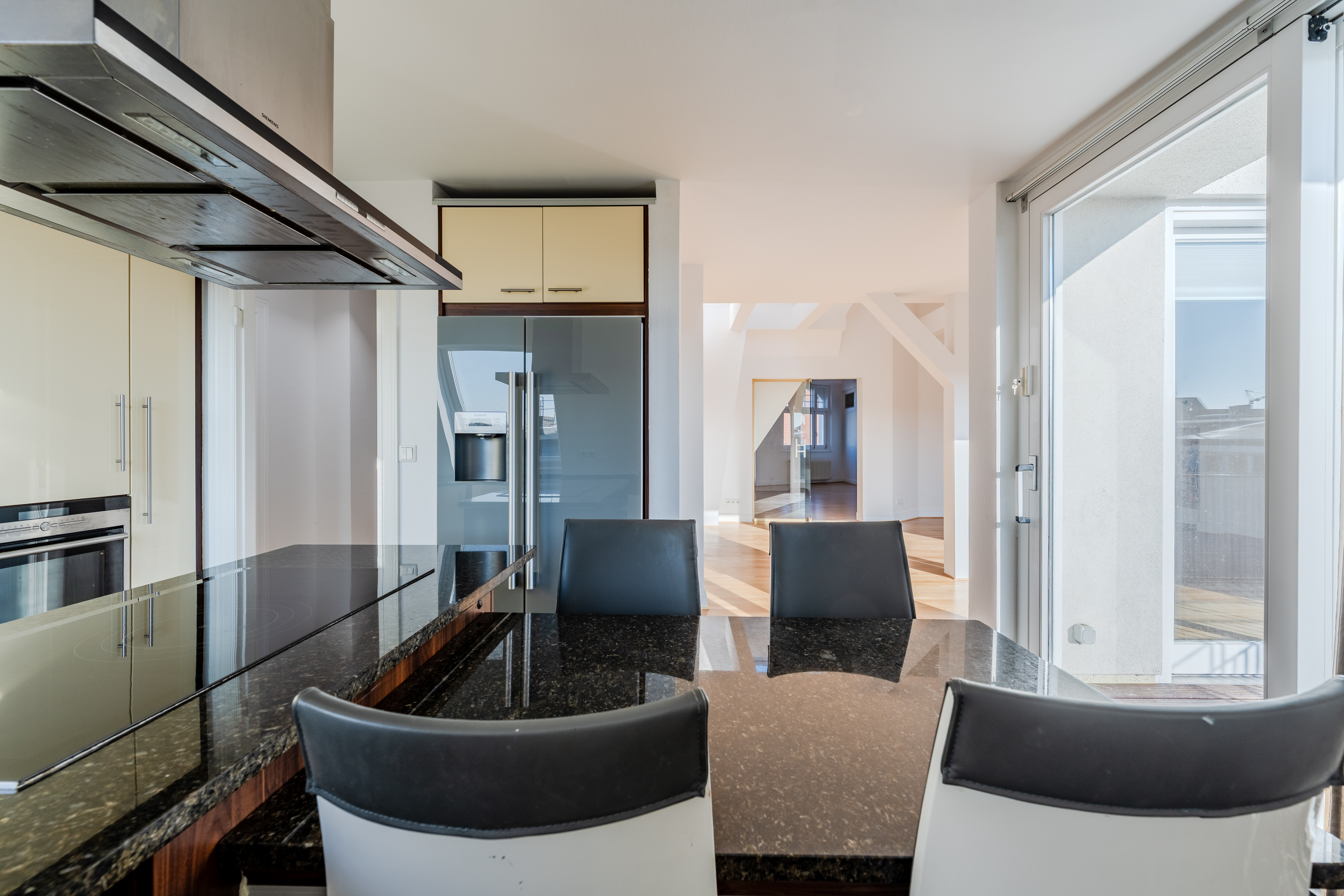 Lichtdurchflutetes Dachgeschoss-Loft mit Terrassenzugang - Großzügige Dachgeschosswohnung in Steglitz mit Panoramablick