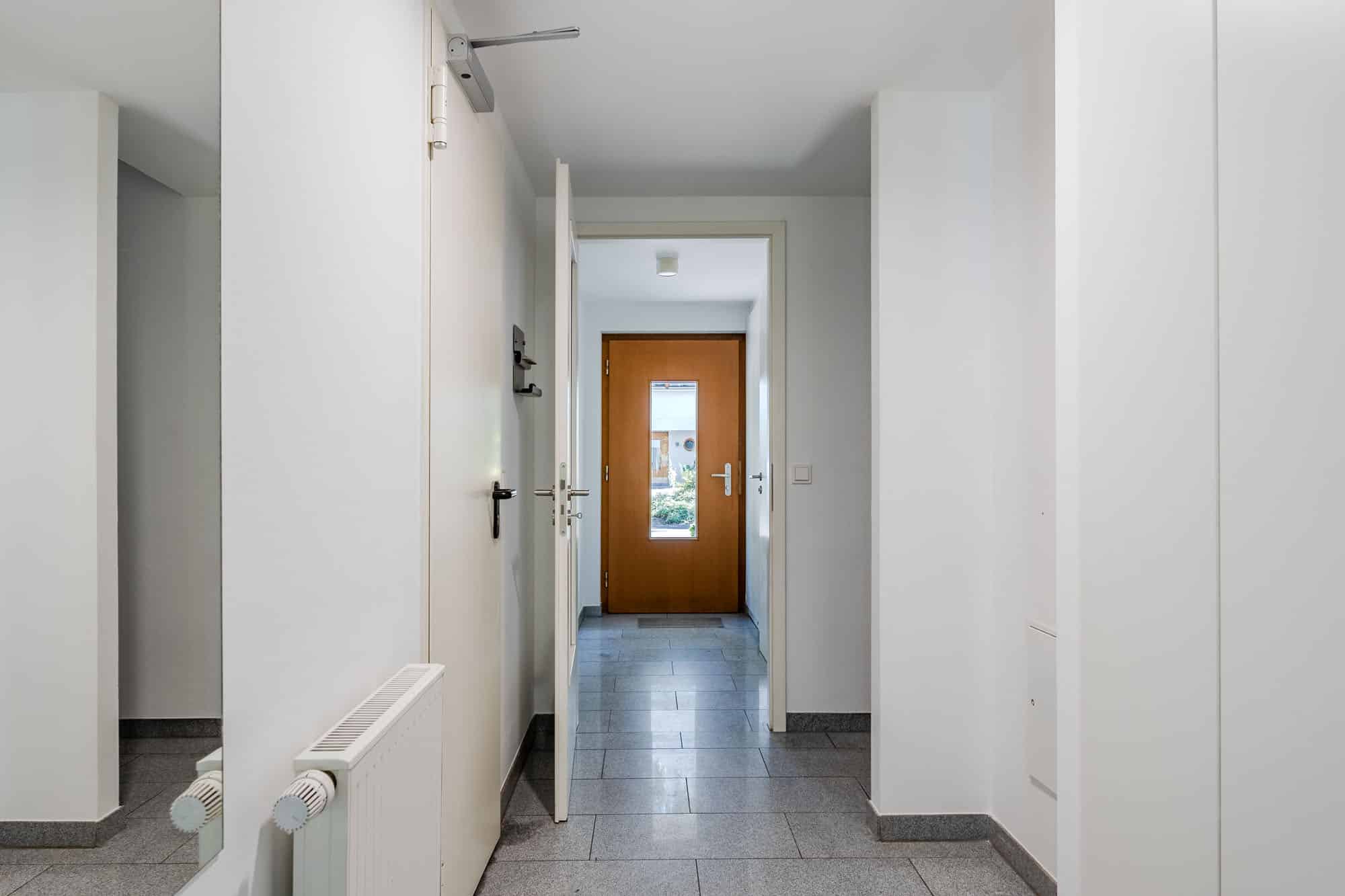 Moderner Wohnungseingang mit Fliesenboden - Bezugsfrei & renoviert 2025: 6-Zimmer-Townhouse an der Rummelsburger Bucht