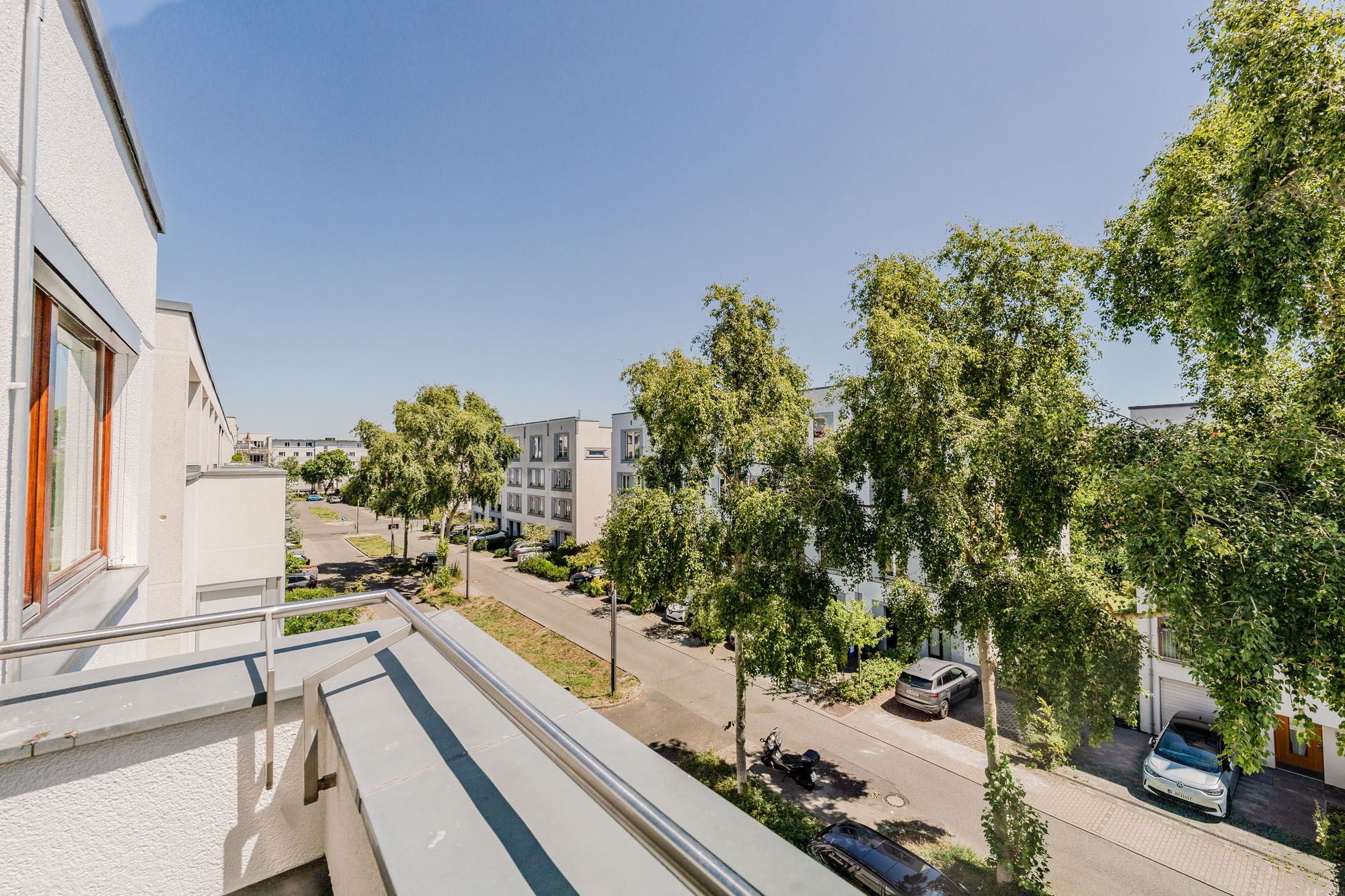 Balkonblick auf moderne Reihenhäuser im Grünen - Bezugsfrei & renoviert 2025: 6-Zimmer-Townhouse an der Rummelsburger Bucht