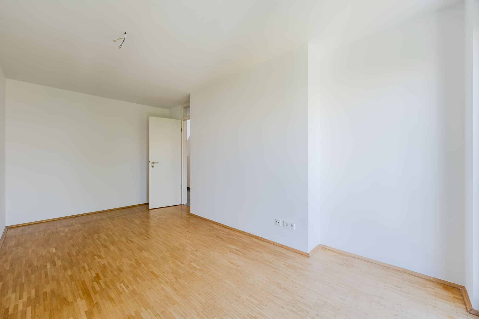 Helles Zimmer mit Parkettboden - Bezugsfrei & renoviert 2025: 6-Zimmer-Townhouse an der Rummelsburger Bucht