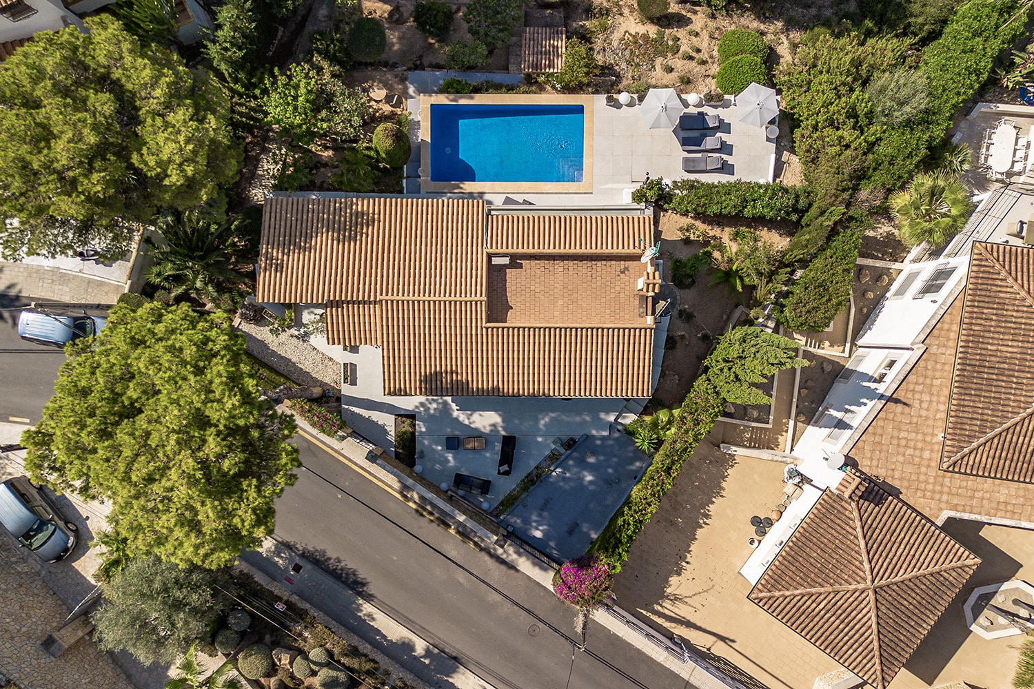 Mittelmeer-Villa mit Pool in Hanglage - Paguera: Villa in ruhiger Lage mit schönem Meerblick und großem Grundstück zu verkaufen