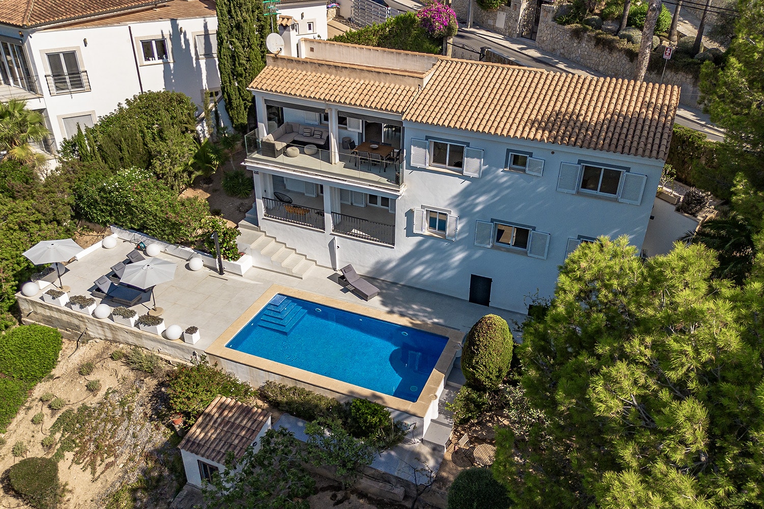 Mediterrane Hangvilla mit Pool und Terrasse - Paguera: Villa in ruhiger Lage mit schönem Meerblick und großem Grundstück zu verkaufen