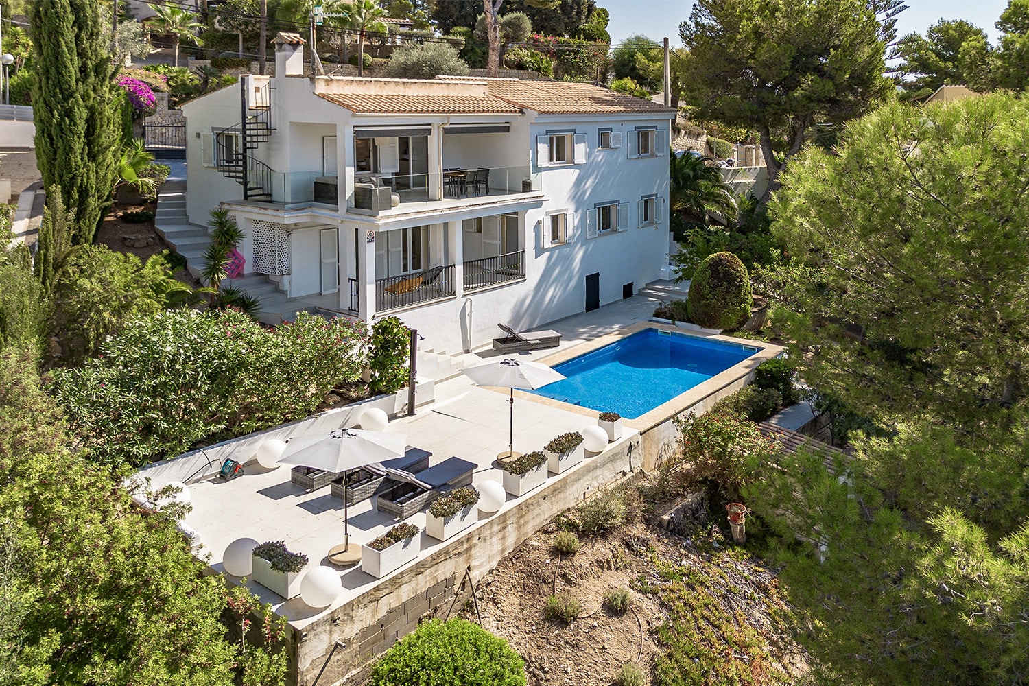 Mediterrane Hangvilla mit Pool und Doppelterrasse - Paguera: Villa in ruhiger Lage mit schönem Meerblick und großem Grundstück zu verkaufen