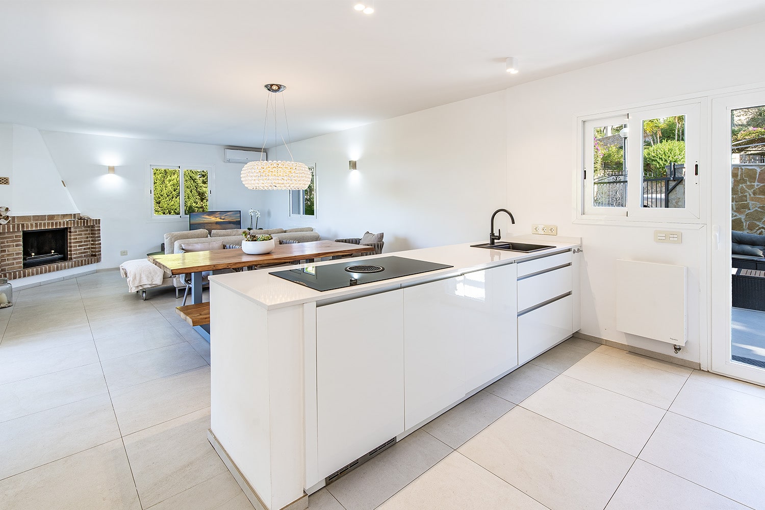 Moderne offene Wohnküche mit Kamin - Paguera: Villa in ruhiger Lage mit schönem Meerblick und großem Grundstück zu verkaufen