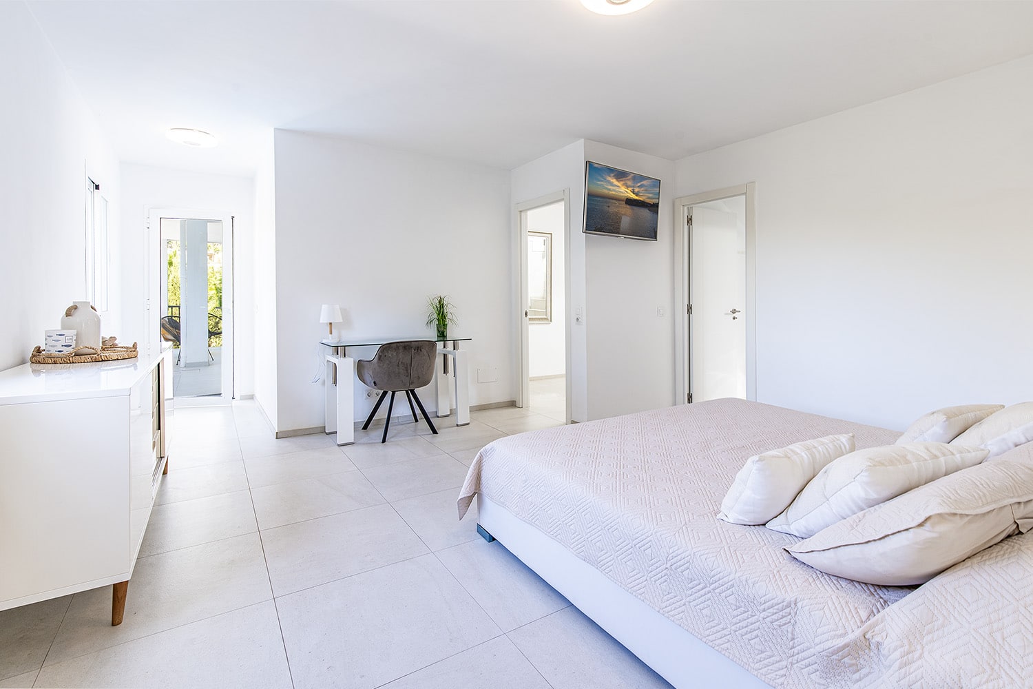 Helles Apartment Schlafzimmer mit Balkon - Paguera: Villa in ruhiger Lage mit schönem Meerblick und großem Grundstück zu verkaufen