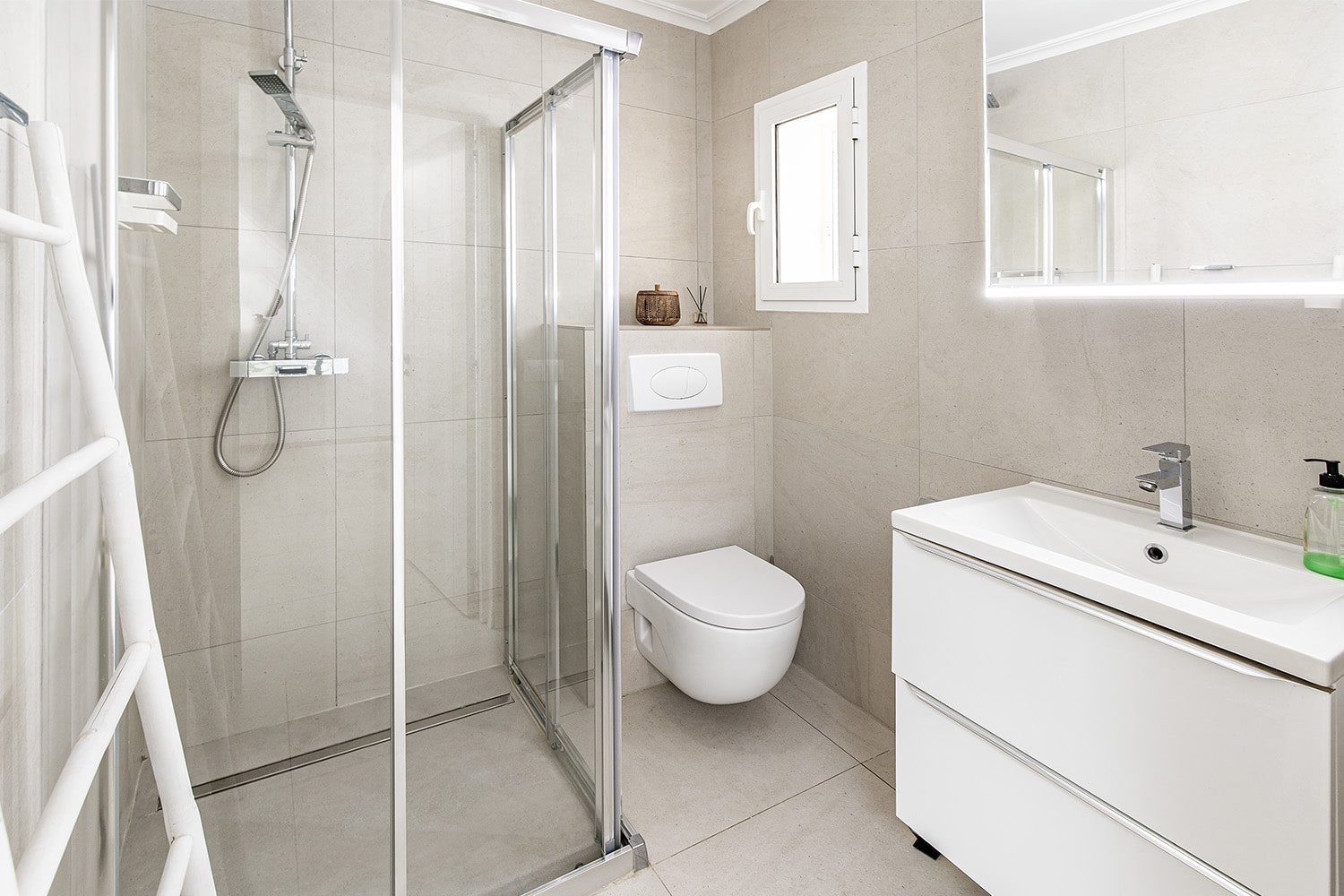 Modernes Badezimmer mit Glasdusche - Paguera: Villa in ruhiger Lage mit schönem Meerblick und großem Grundstück zu verkaufen