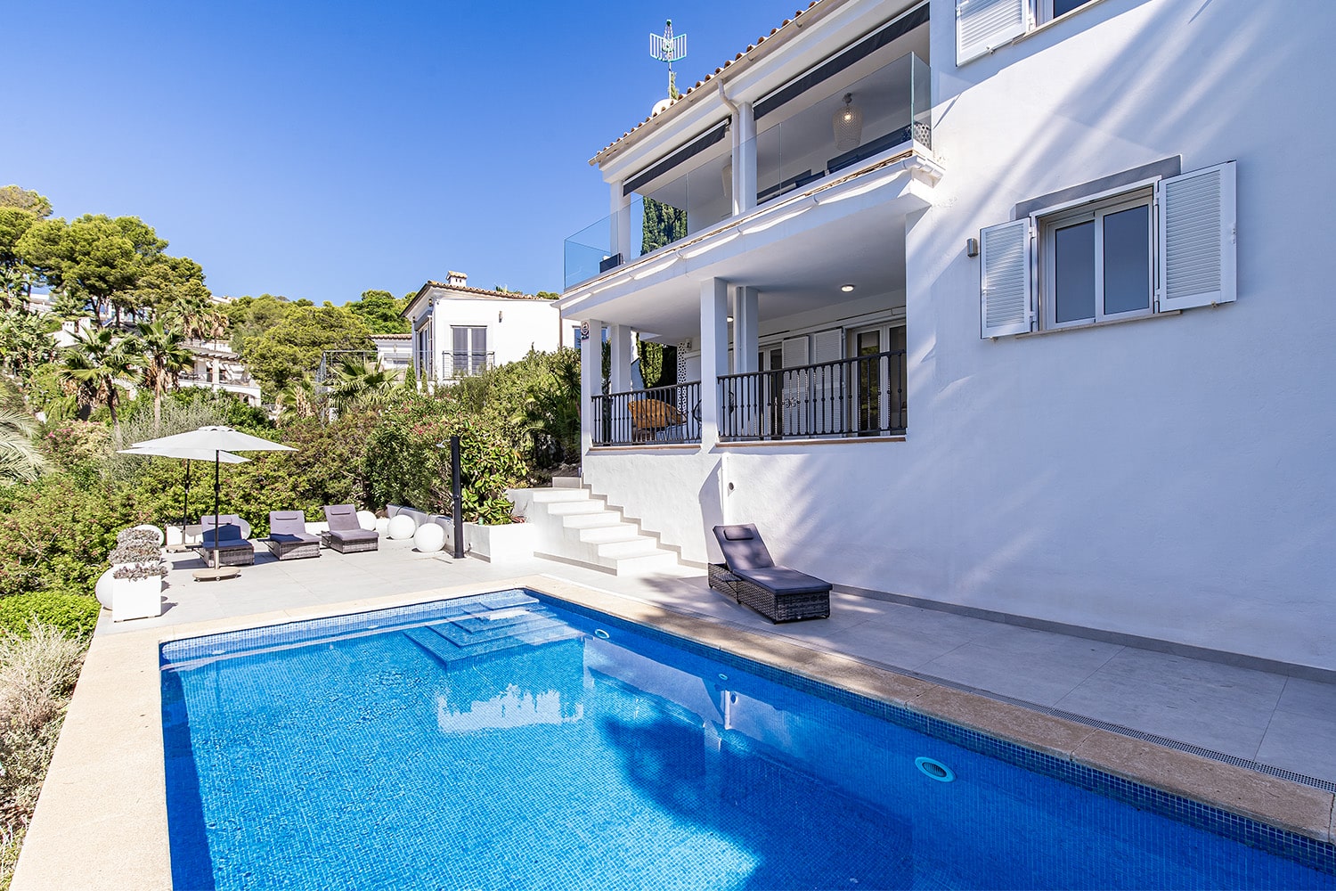 Mediterrane Küstenvilla mit Poolterrasse - Paguera: Villa in ruhiger Lage mit schönem Meerblick und großem Grundstück zu verkaufen