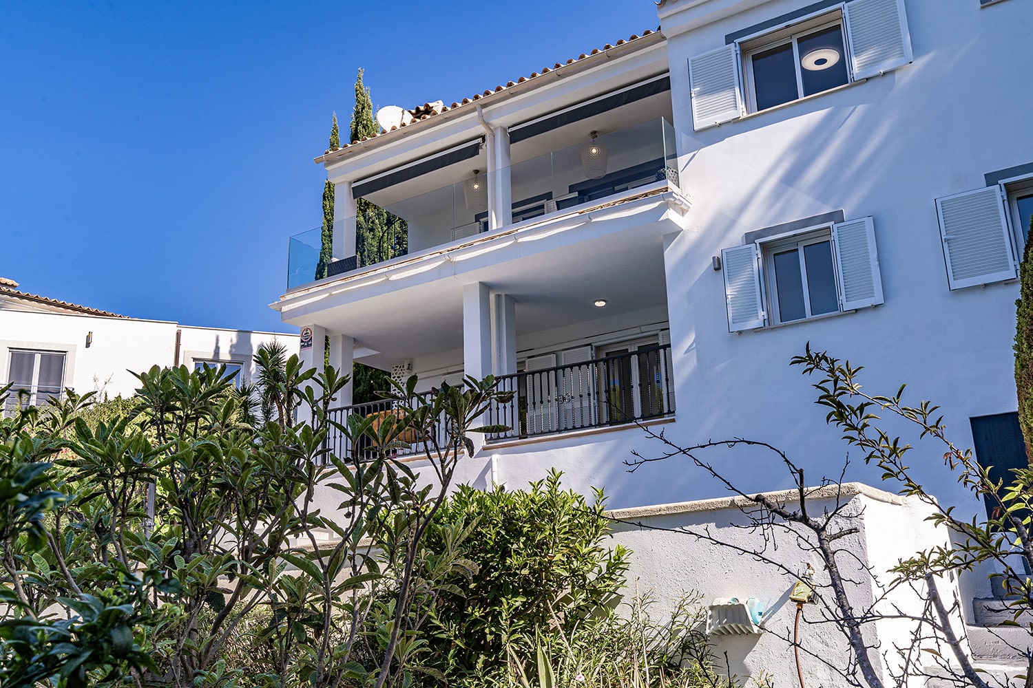 Mediterranes Zweifamilienhaus mit Glasbalkon - Paguera: Villa in ruhiger Lage mit schönem Meerblick und großem Grundstück zu verkaufen