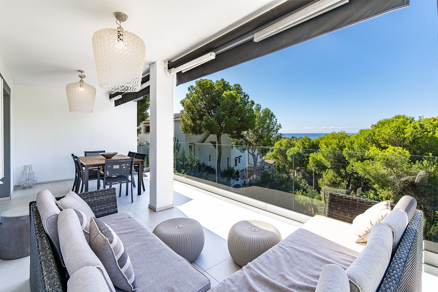 Penthouse-Terrasse mit Meerblick - Paguera: Villa in ruhiger Lage mit schönem Meerblick und großem Grundstück zu verkaufen