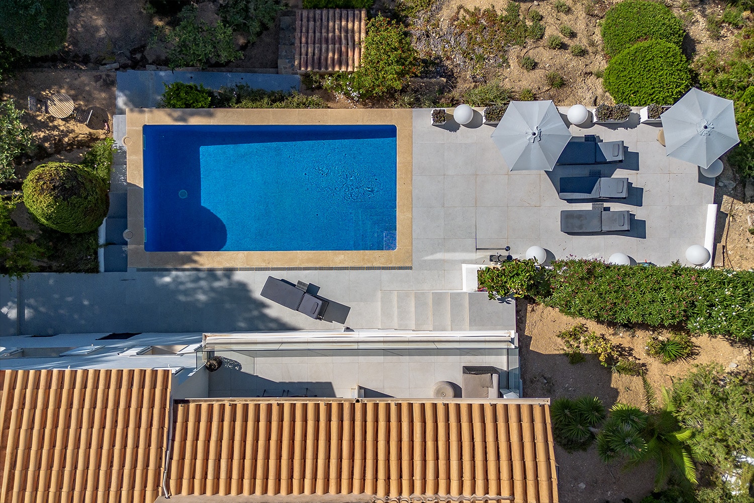 Moderne Villa mit Pool und Sonnenterrasse - Paguera: Villa in ruhiger Lage mit schönem Meerblick und großem Grundstück zu verkaufen