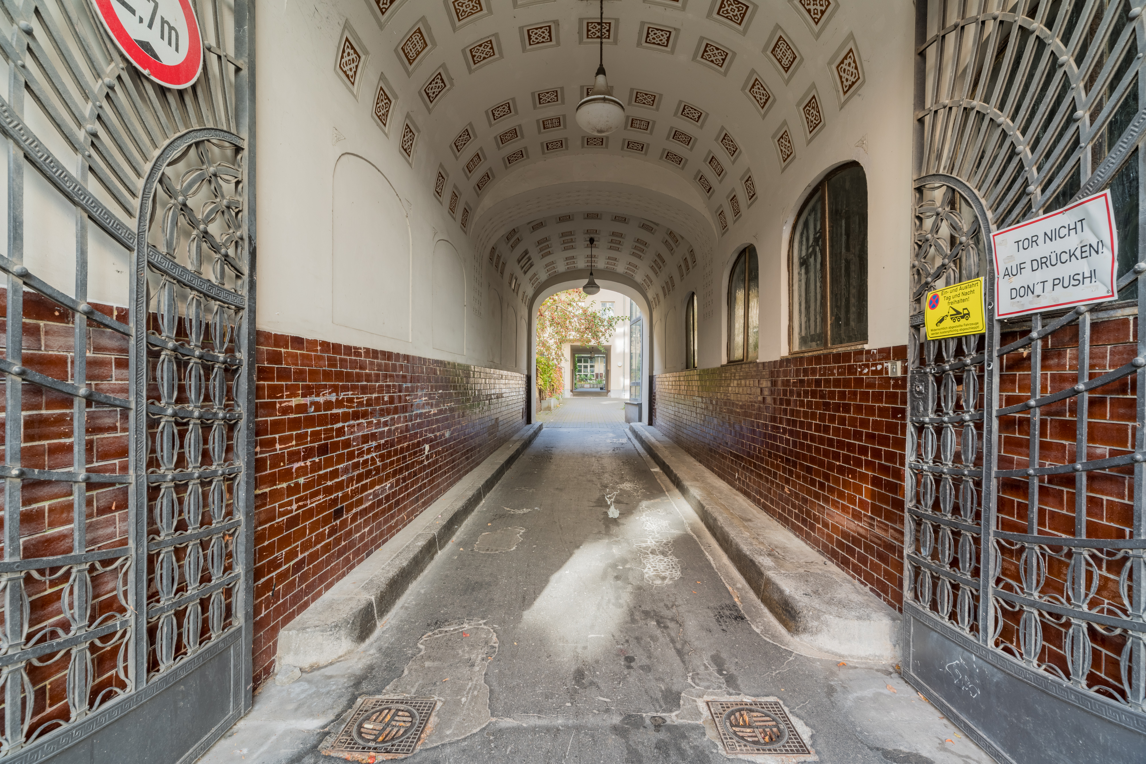 Hofeinfahrt - TOPLAGE! 3-Zimmer-Altbau-Wohnung nähe Boxhagener Platz