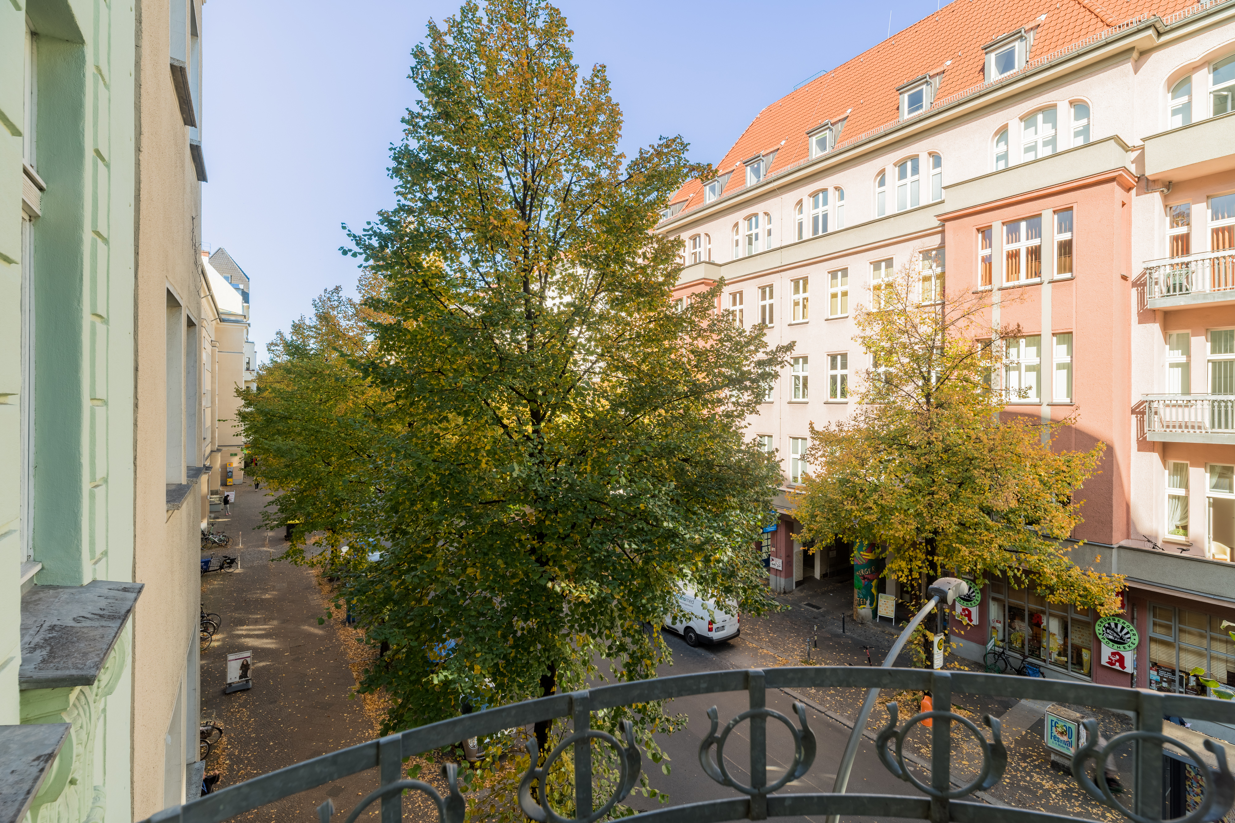 Aussicht (Balkon 2) - TOPLAGE! 3-Zimmer-Altbau-Wohnung nähe Boxhagener Platz