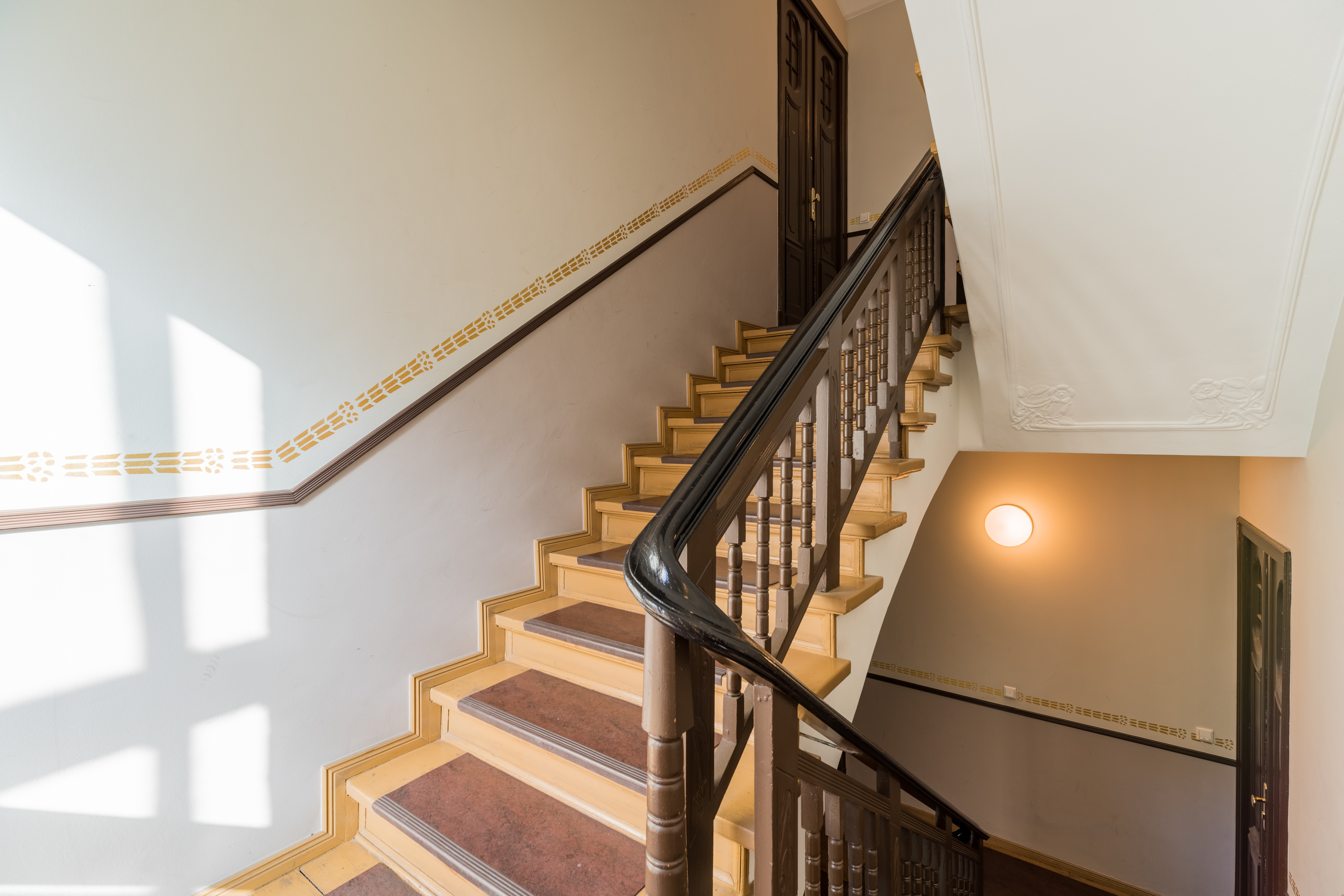 Treppenhaus - TOPLAGE! 3-Zimmer-Altbau-Wohnung nähe Boxhagener Platz