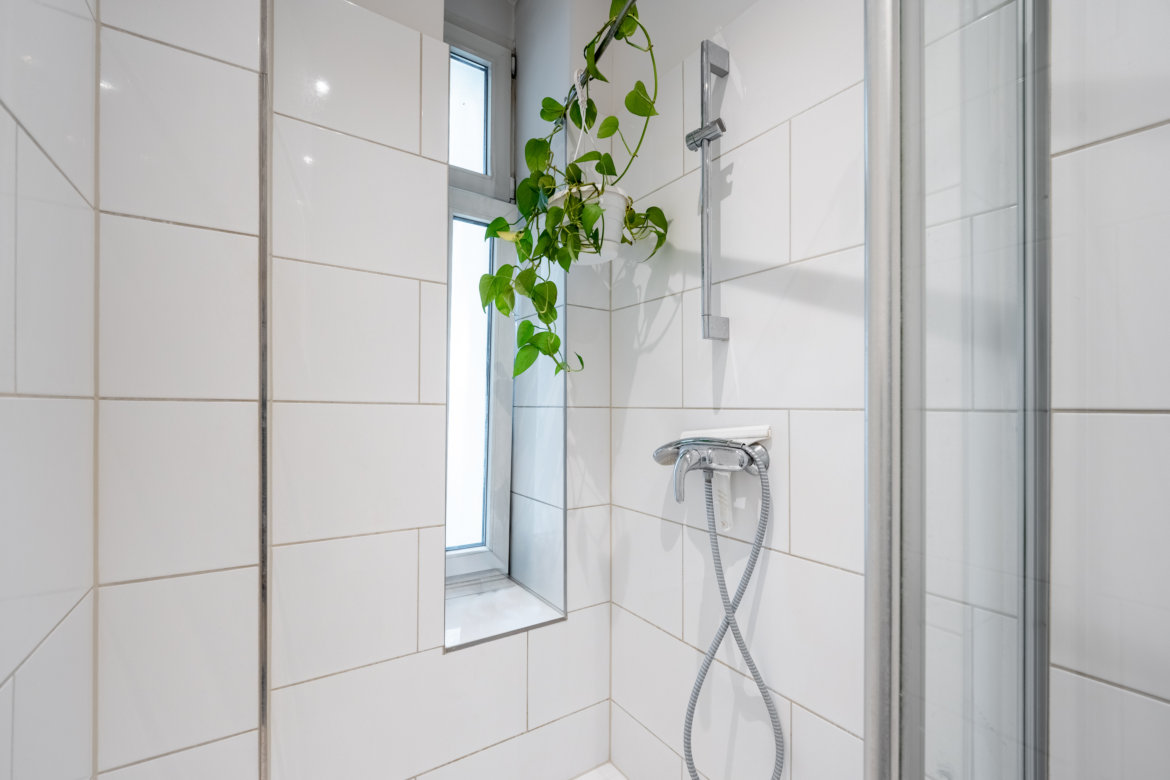 Badezimmer - Perfekt geschnittenes Studio im modernisierten Altbau im Szenekiez KREUZKÖLLN