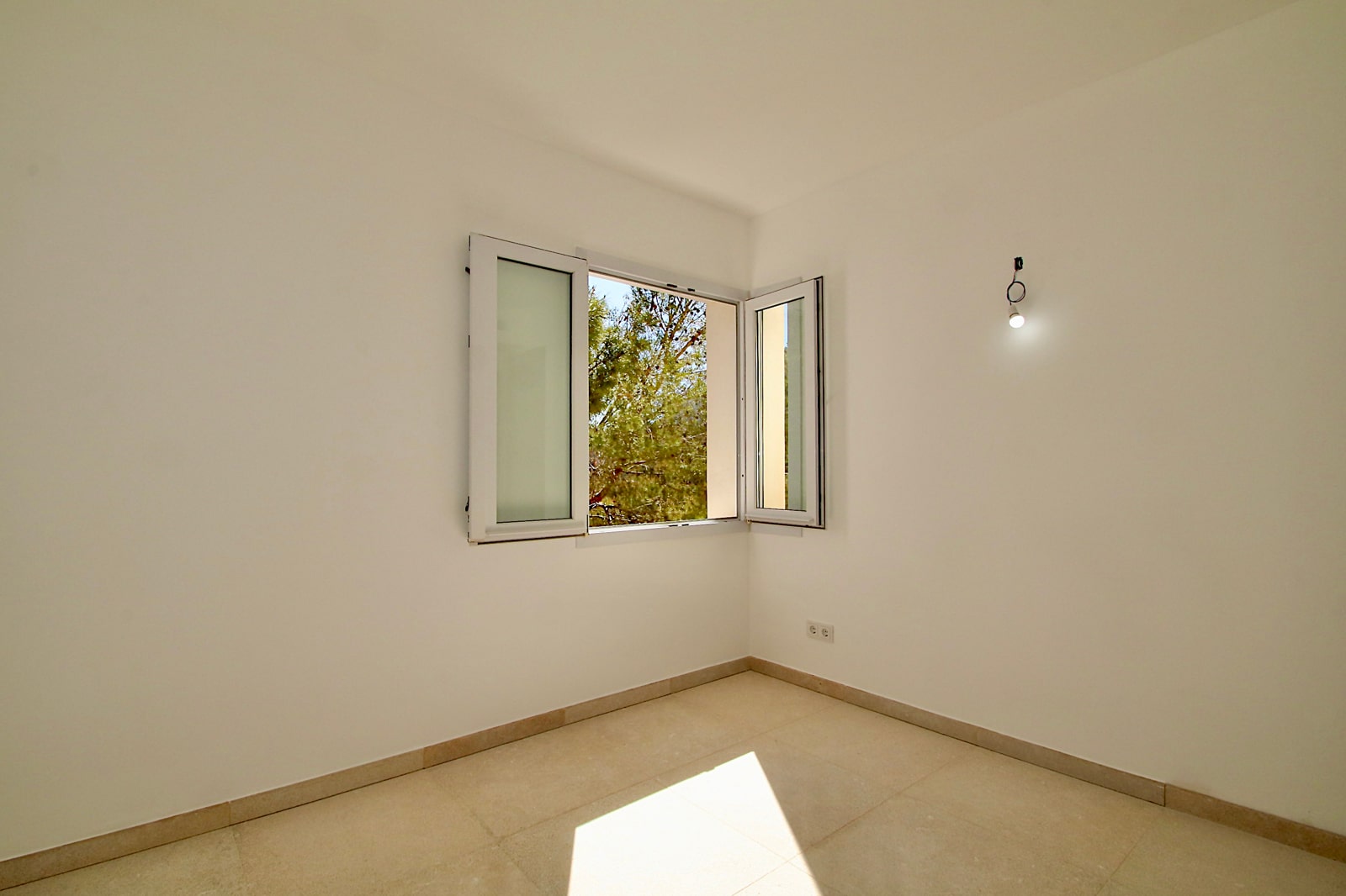 Helles Neubauzimmer mit Waldblick - Renoviertes Penthouse in mediterraner Anlage mit großem Pool und Meerblick von der Terrasse