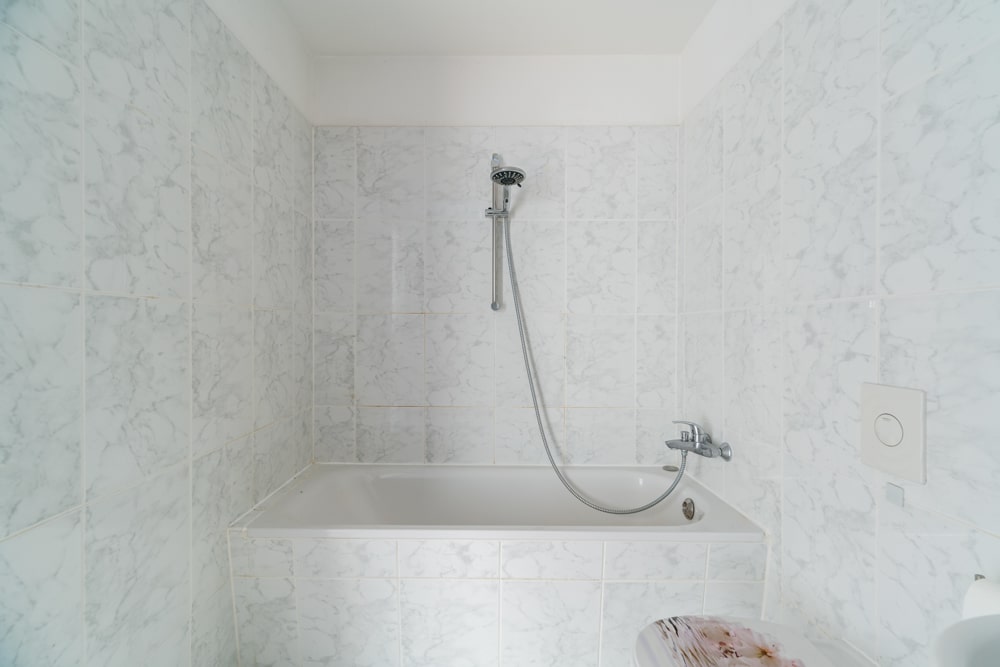 Gefliestes Badezimmer mit Wannen-Dusche - Etagenwohnung in Berlin , Müggelheim (Köpenick)