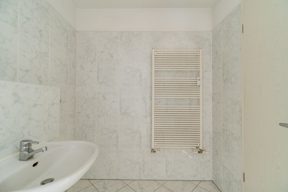 Marbleffekt Badezimmer mit Handtuchheizkörper - Etagenwohnung in Berlin , Müggelheim (Köpenick)